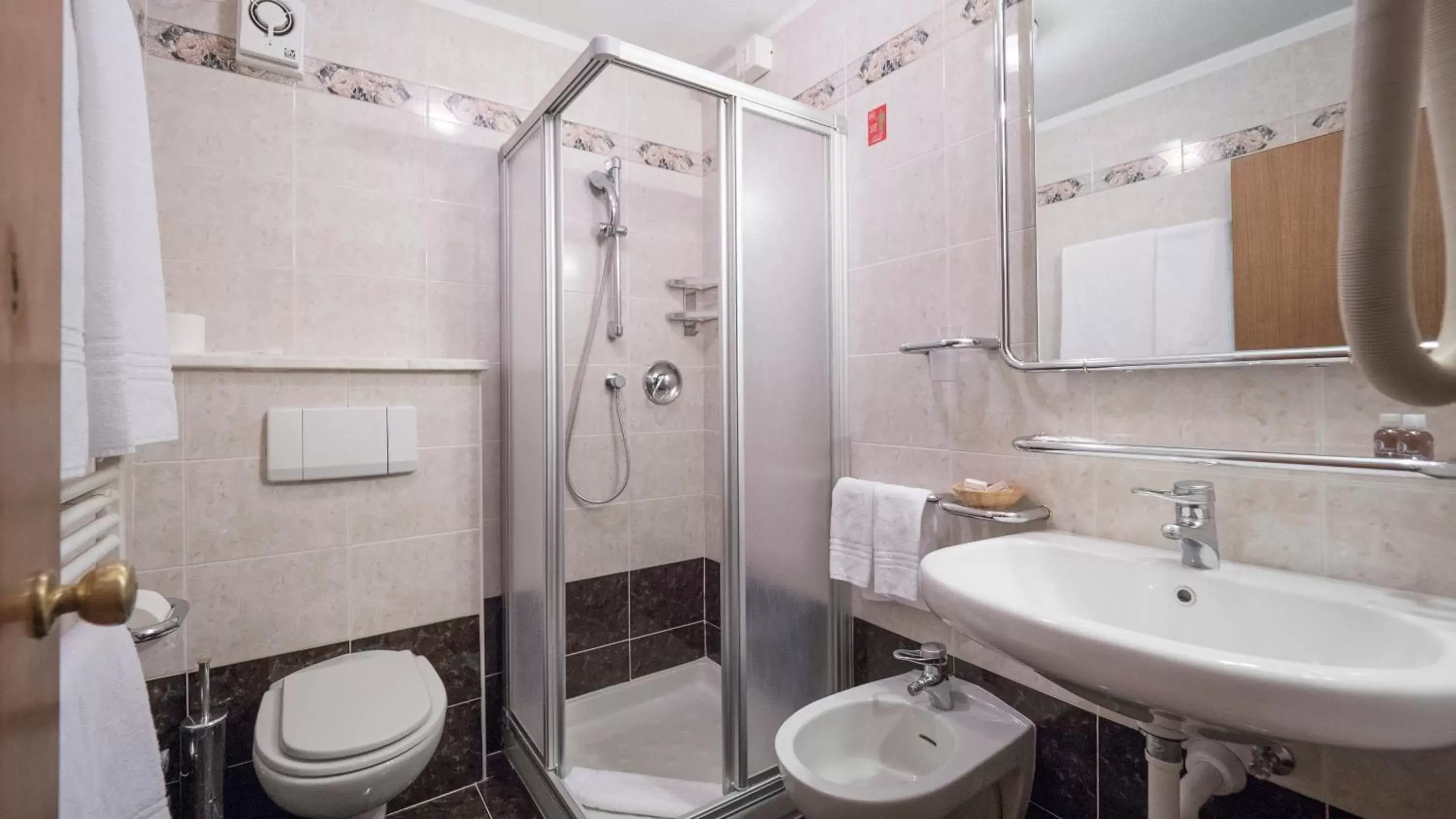 Bathroom in Hotel Intermonti
