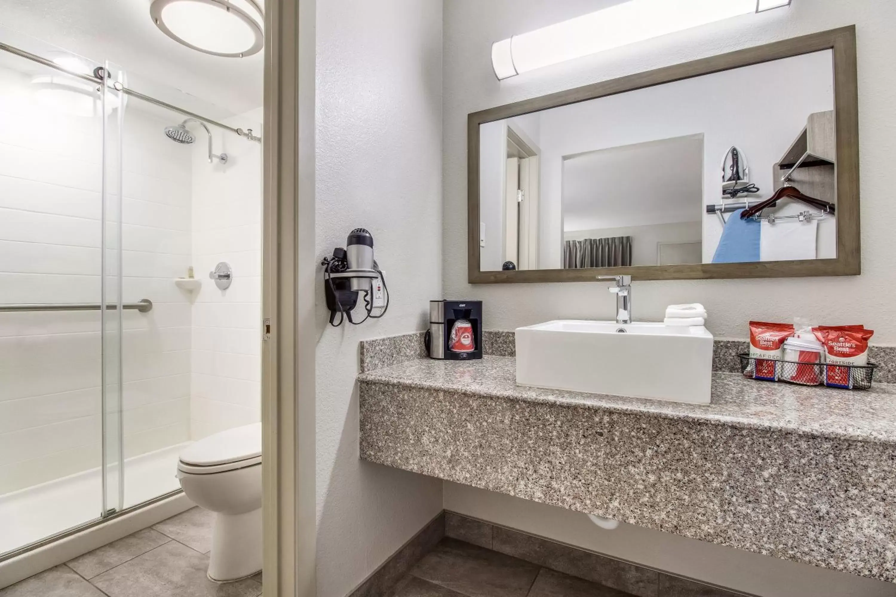 Bathroom in Red Roof Inn PLUS+ Dallas - Addison