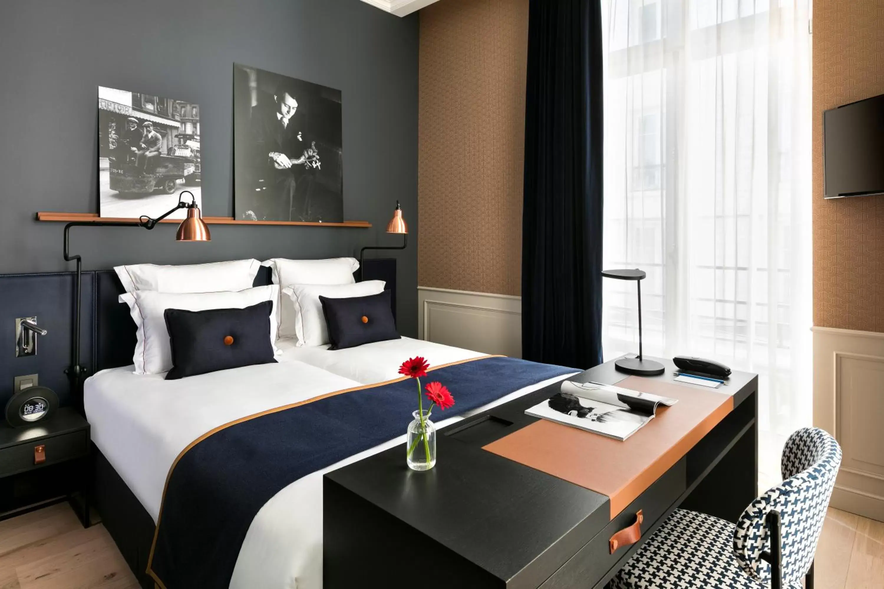 Photo of the whole room, Bed in Hôtel Square Louvois