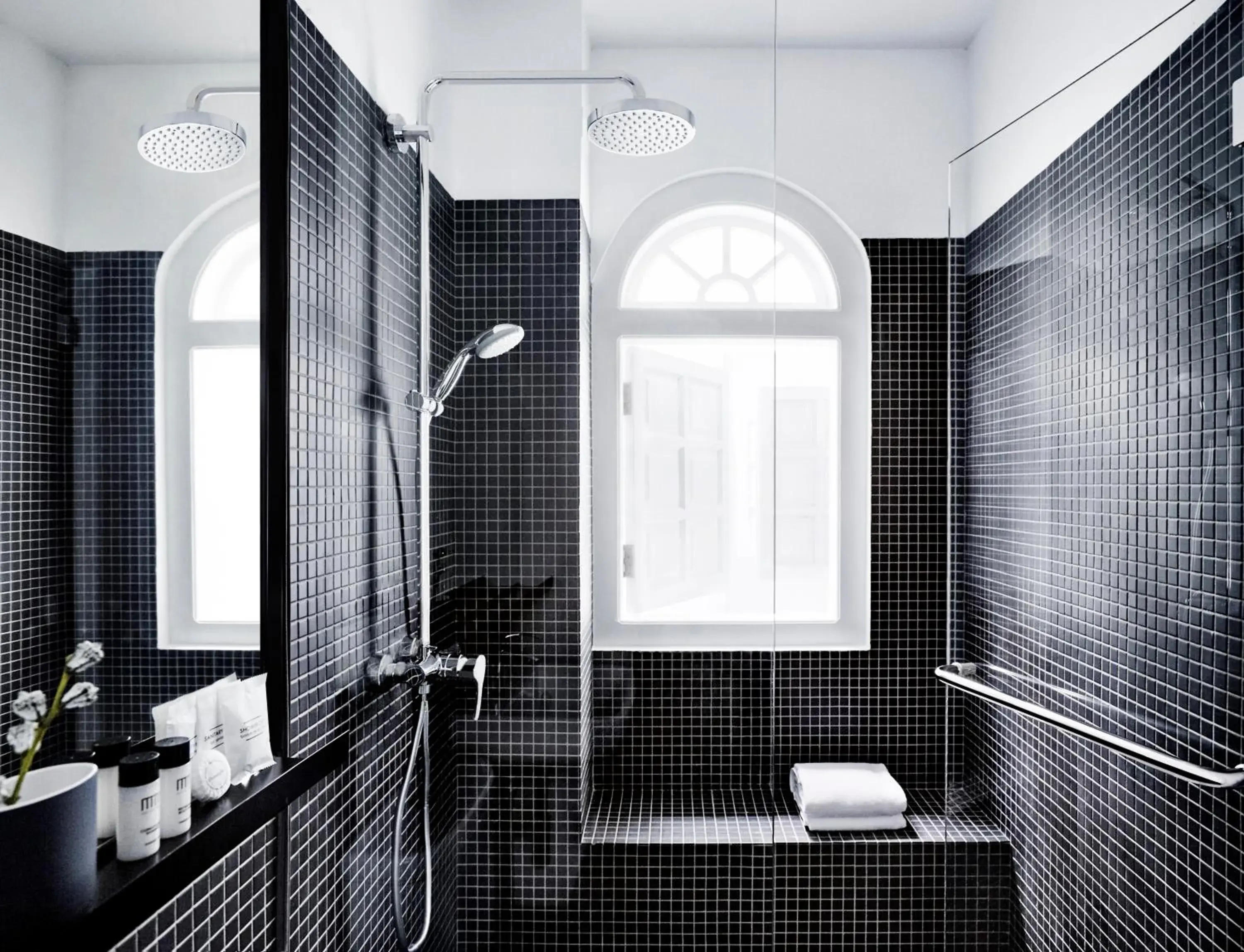 Shower, Bathroom in Hotel Mono