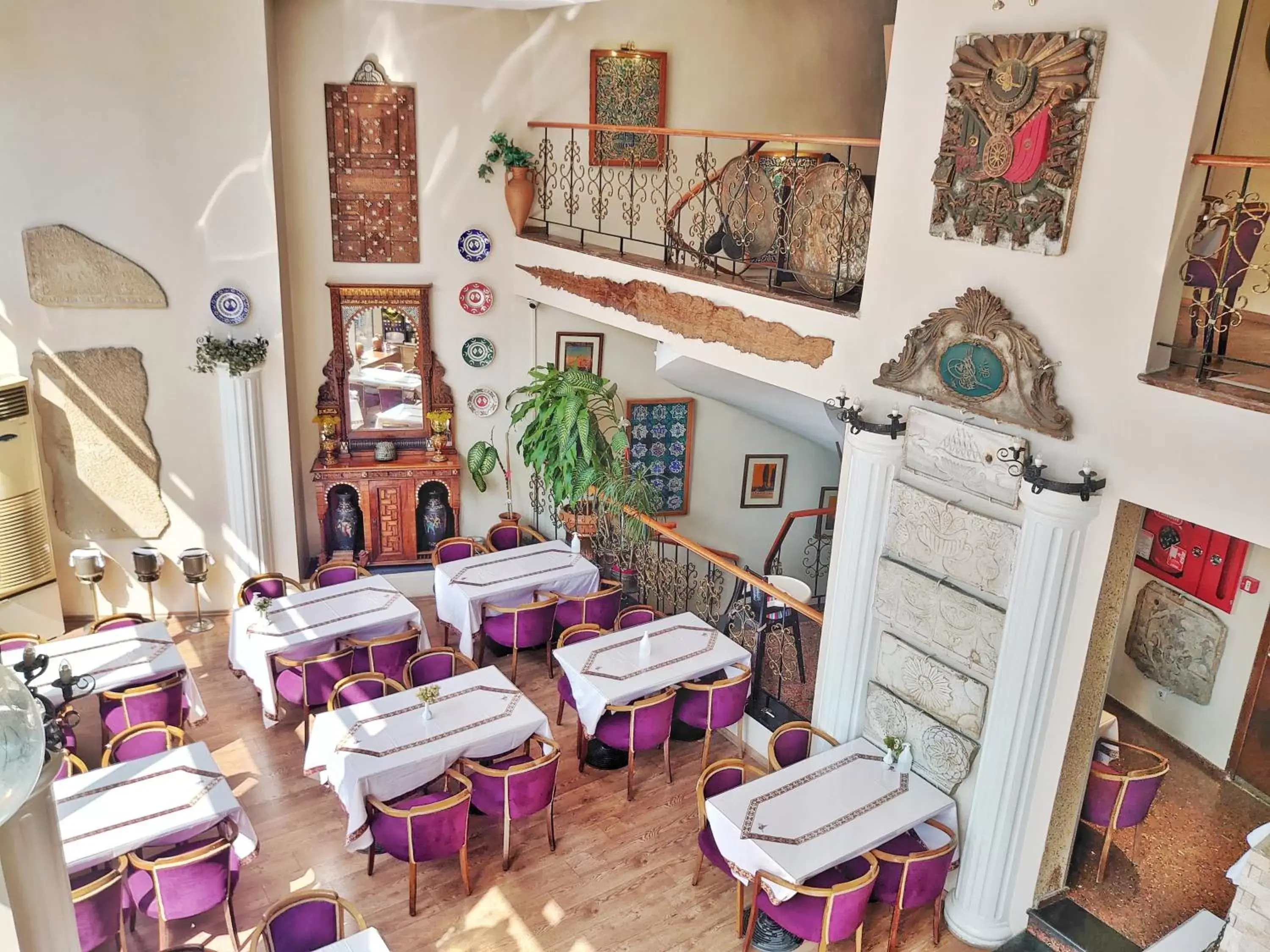 Restaurant/places to eat in Orient Mintur Hotel