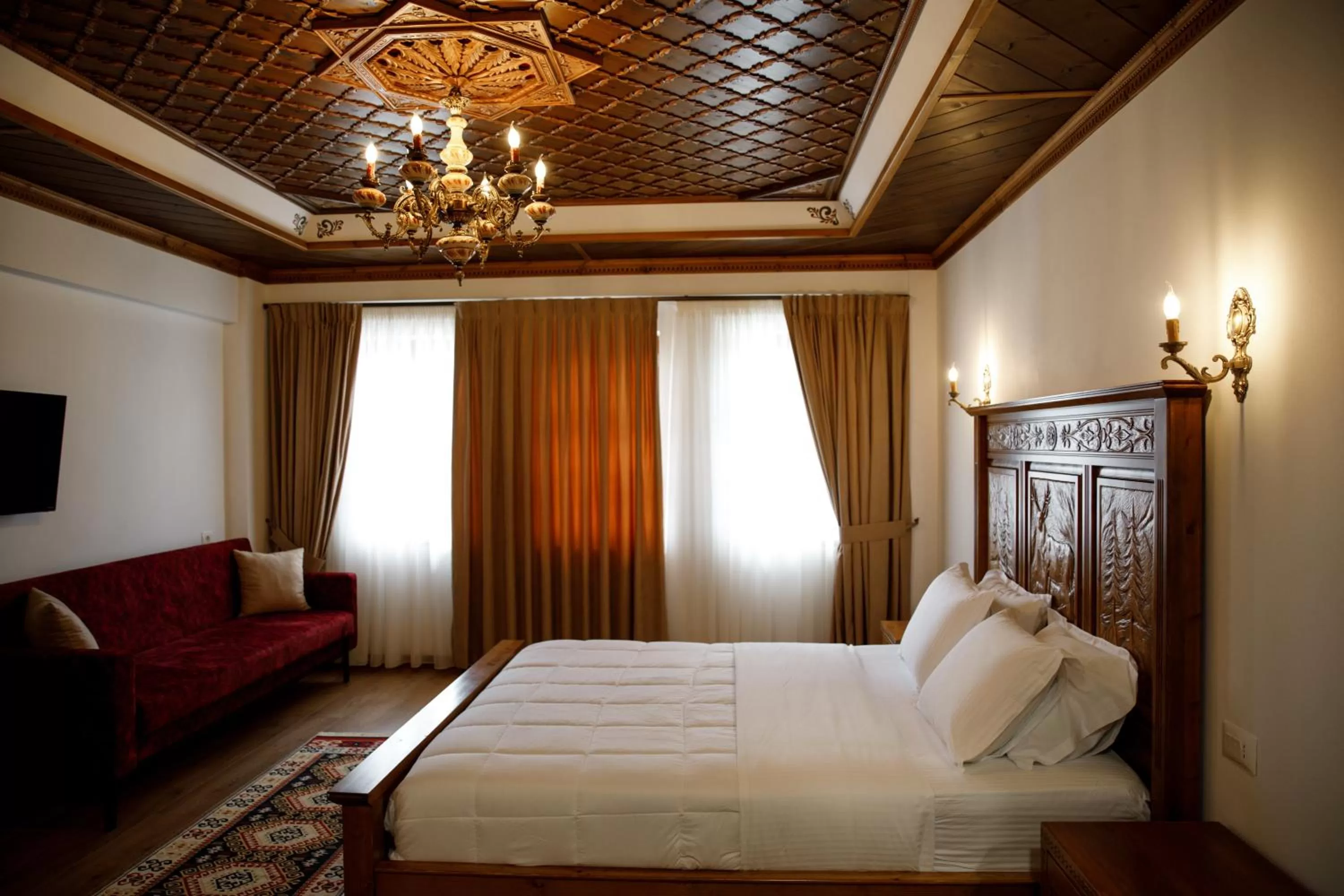 Bedroom, Bed in Rose Garden Hotel