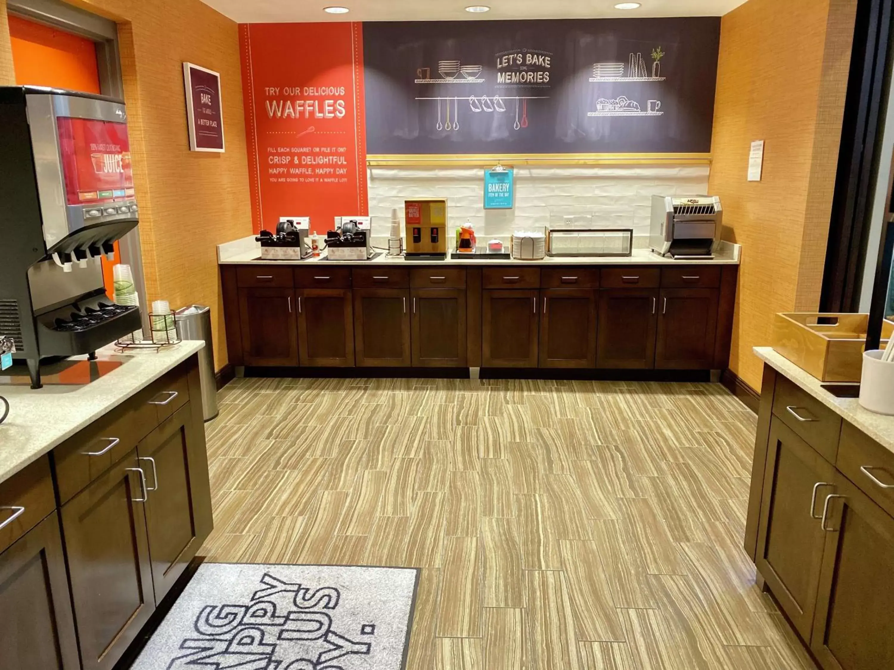 Breakfast, Kitchen/Kitchenette in Hampton Inn & Suites - DeLand