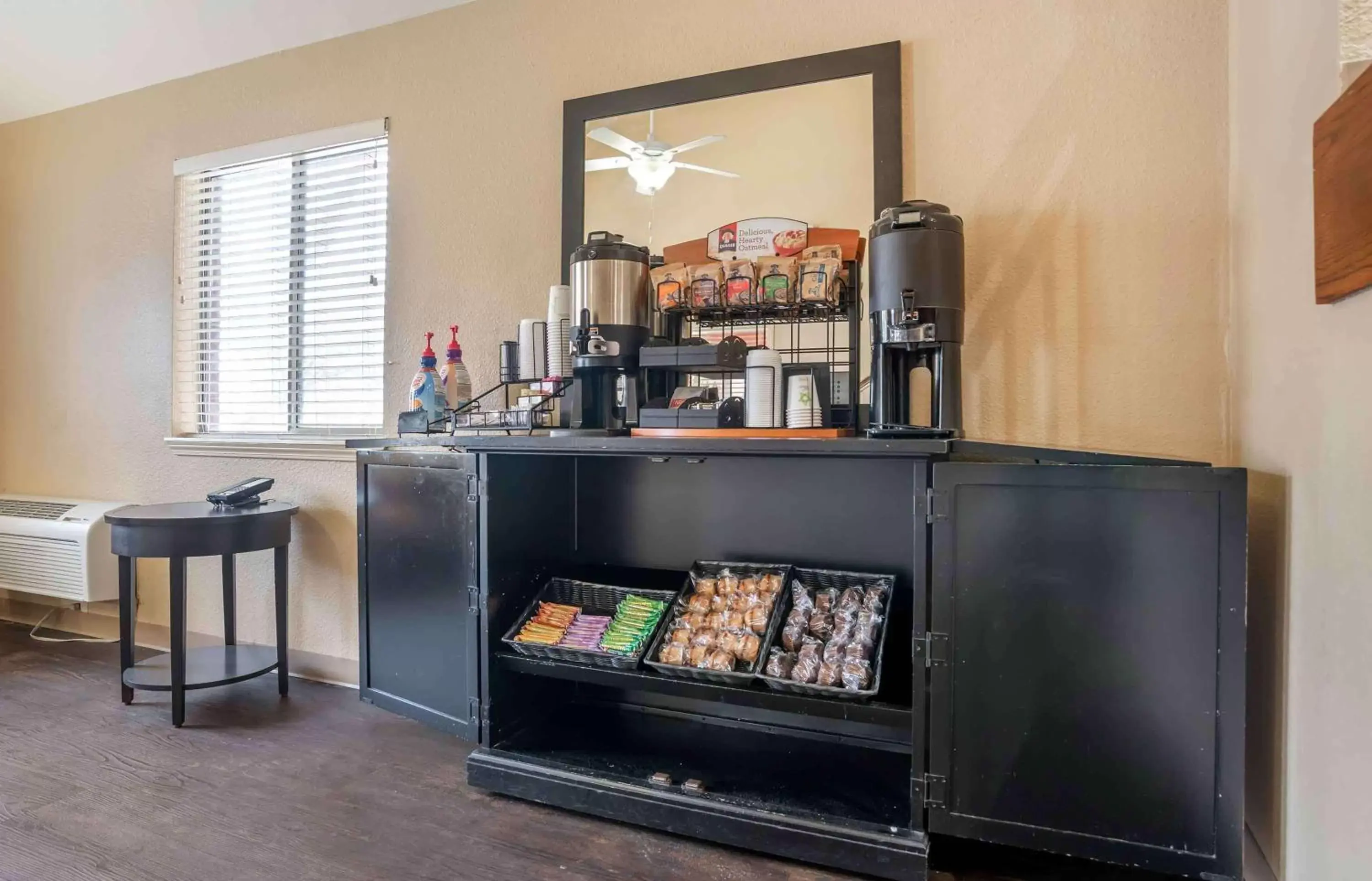 Breakfast, TV/Entertainment Center in Extended Stay America Suites - Jackson - Ridgeland