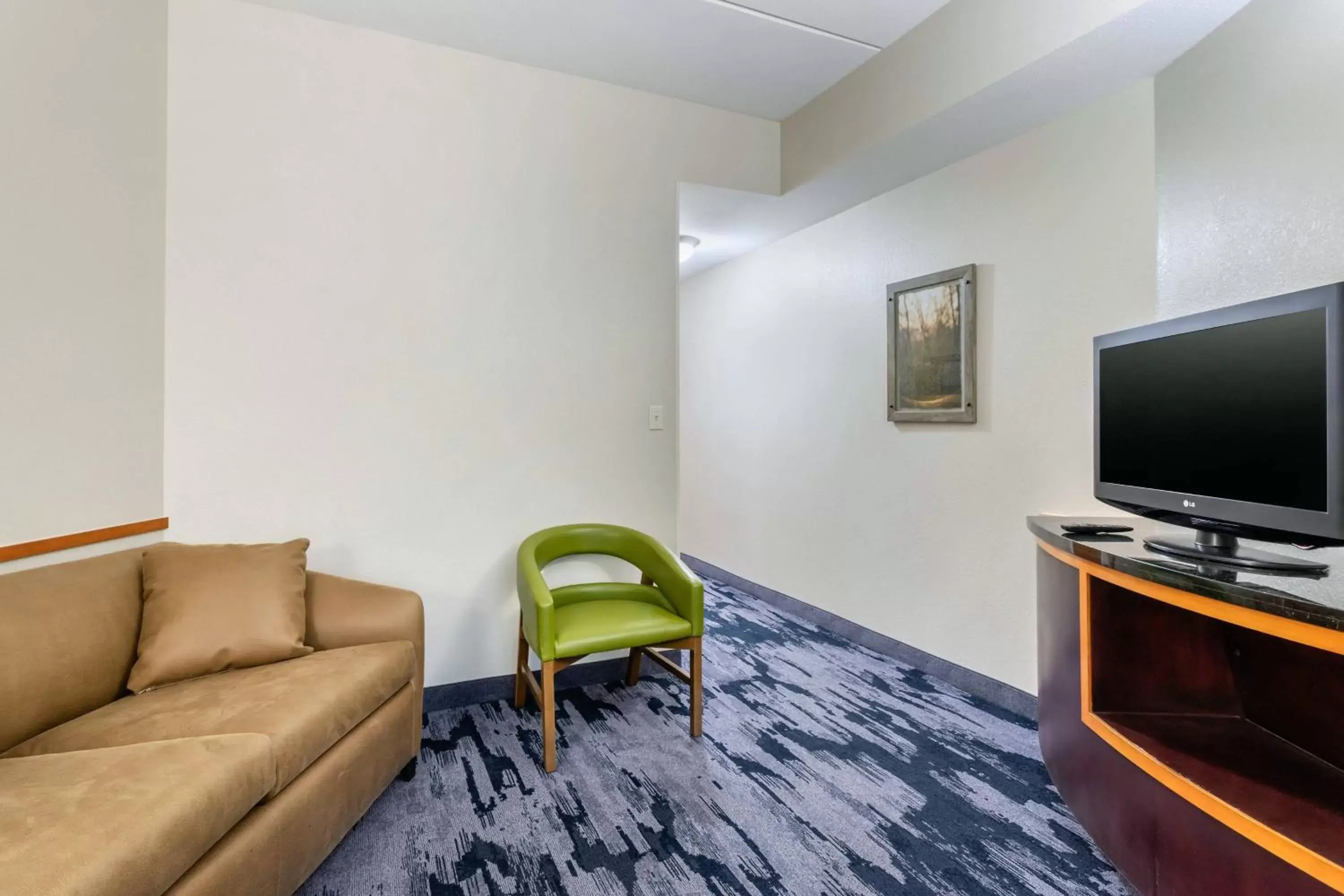 Living room, TV/Entertainment Center in Fairfield Inn & Suites by Marriott Houston Conroe