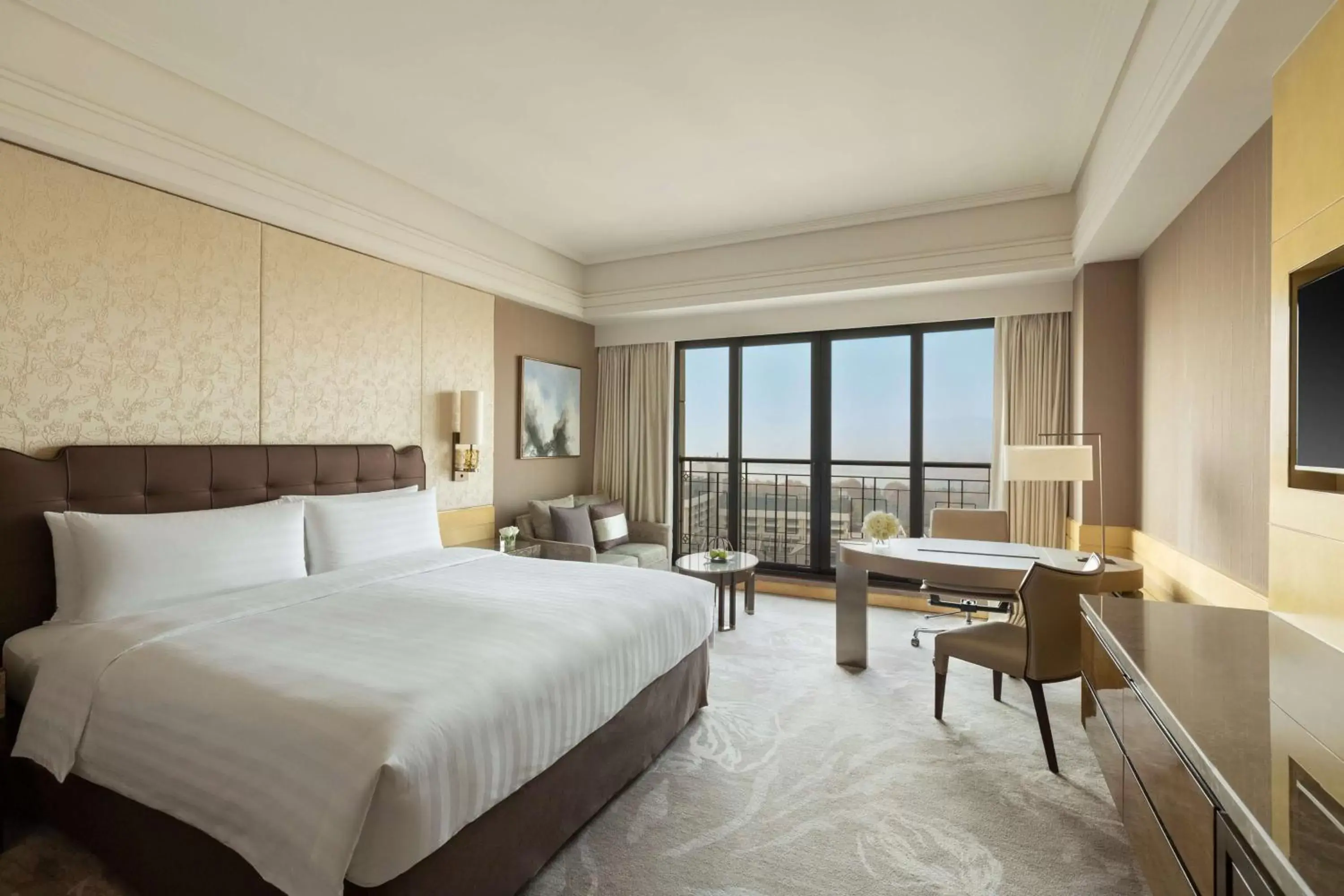 Photo of the whole room in Midtown Shangri-La, Hangzhou