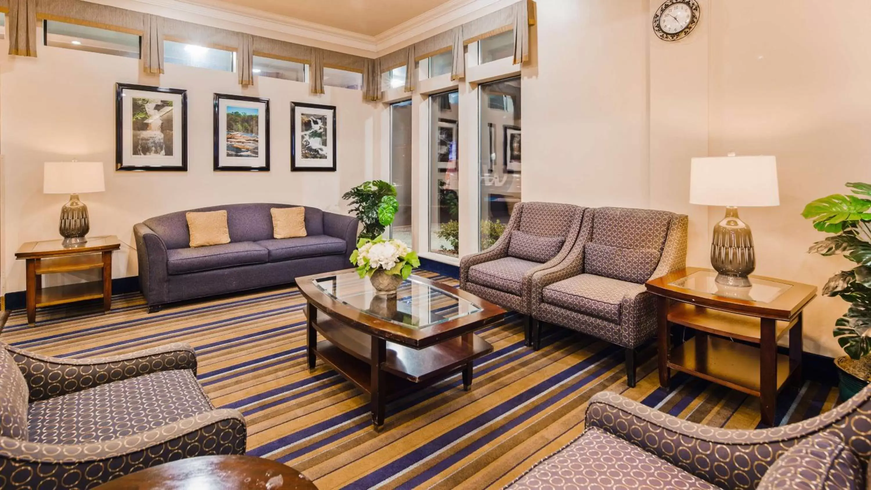 Lobby or reception, Seating Area in Best Western Cascadia Inn