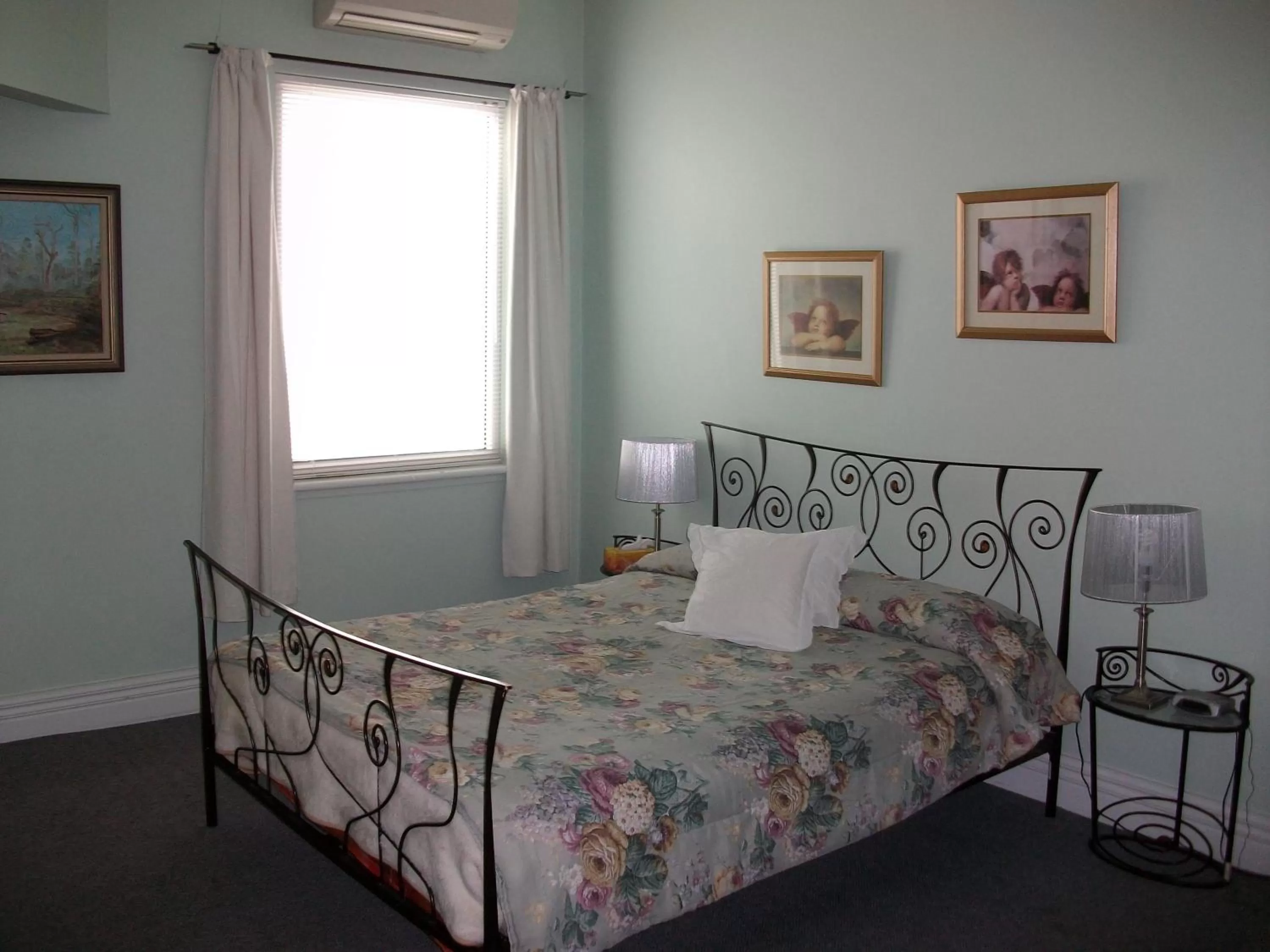 Day, Bed in Stella's Dromana Hotel