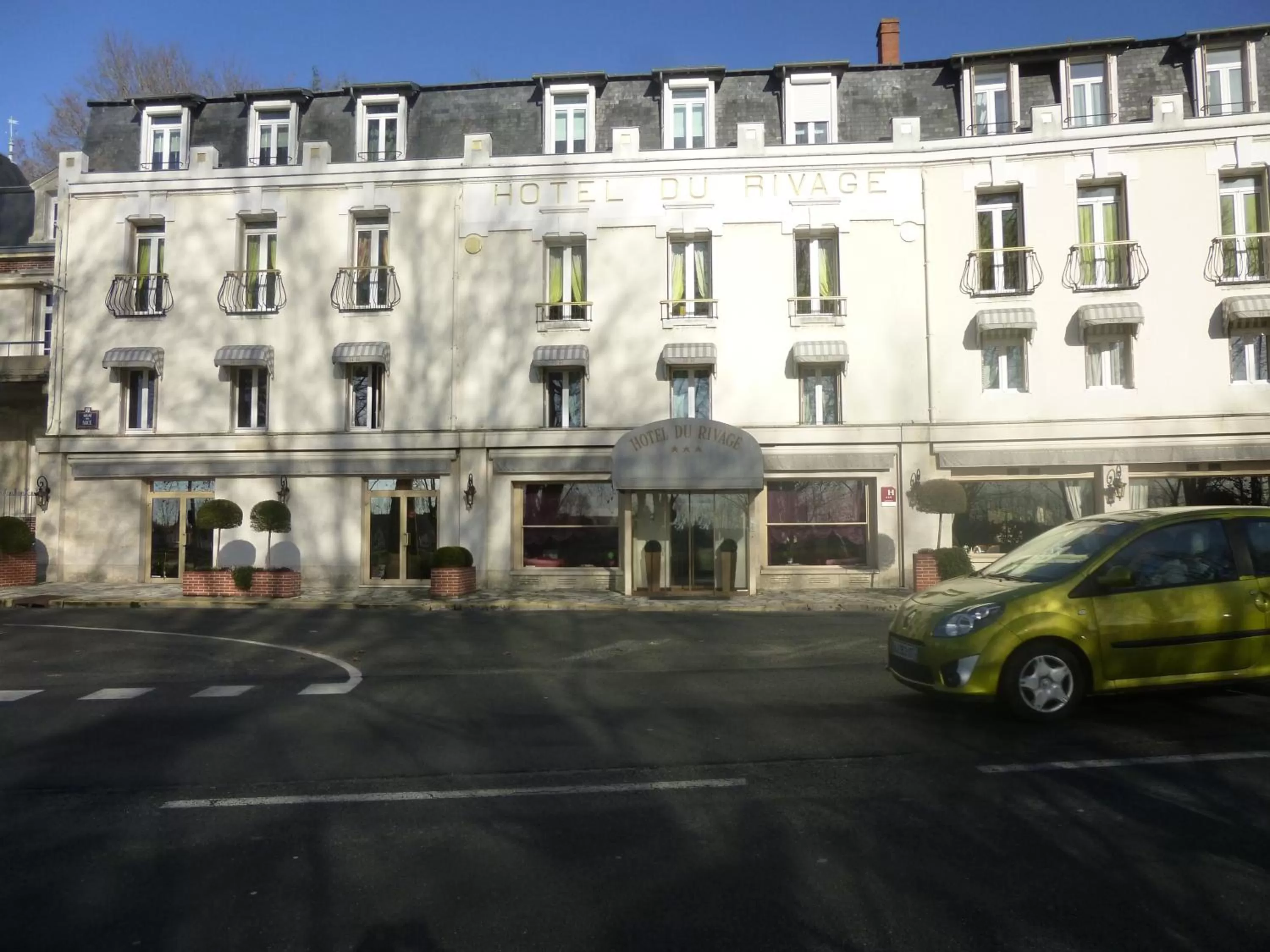Facade/entrance in Logis Hôtel Le Rivage