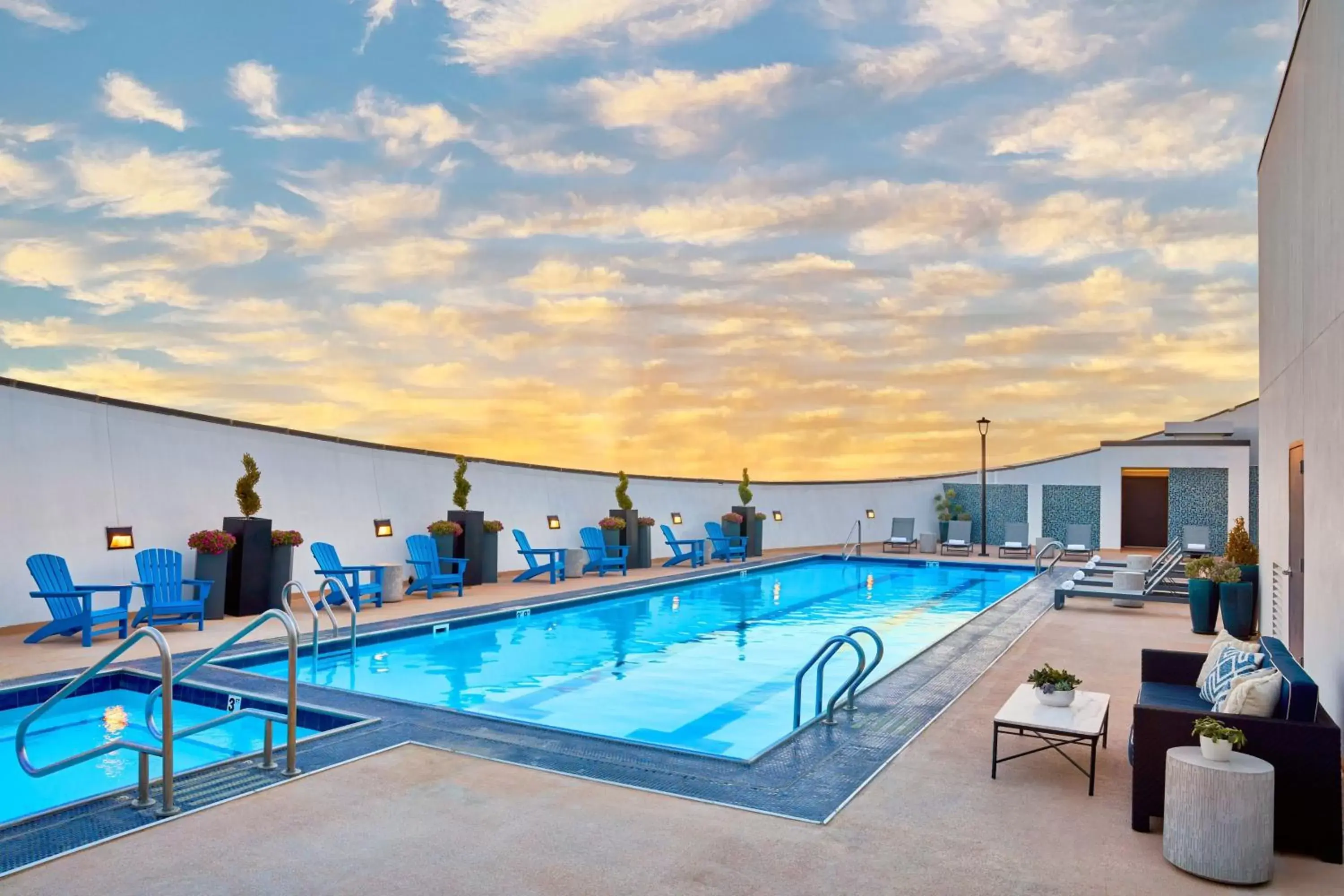 Swimming Pool in Renaissance Dallas Hotel
