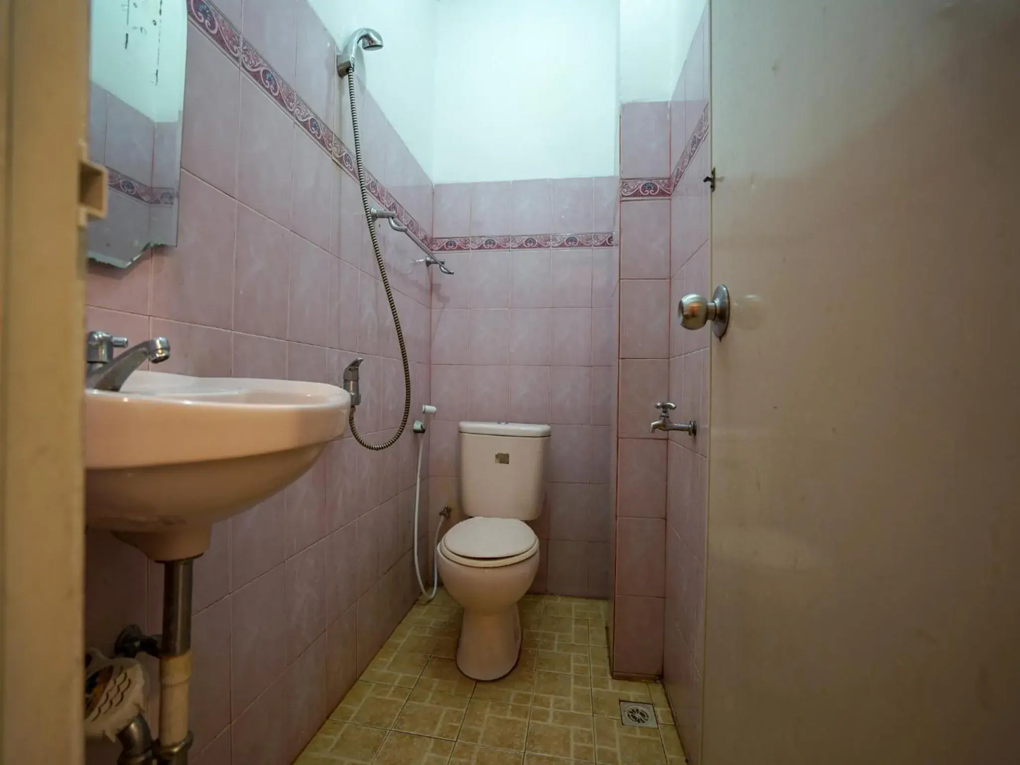 Bathroom in OYO 1173 Hotel Shofa Marwah