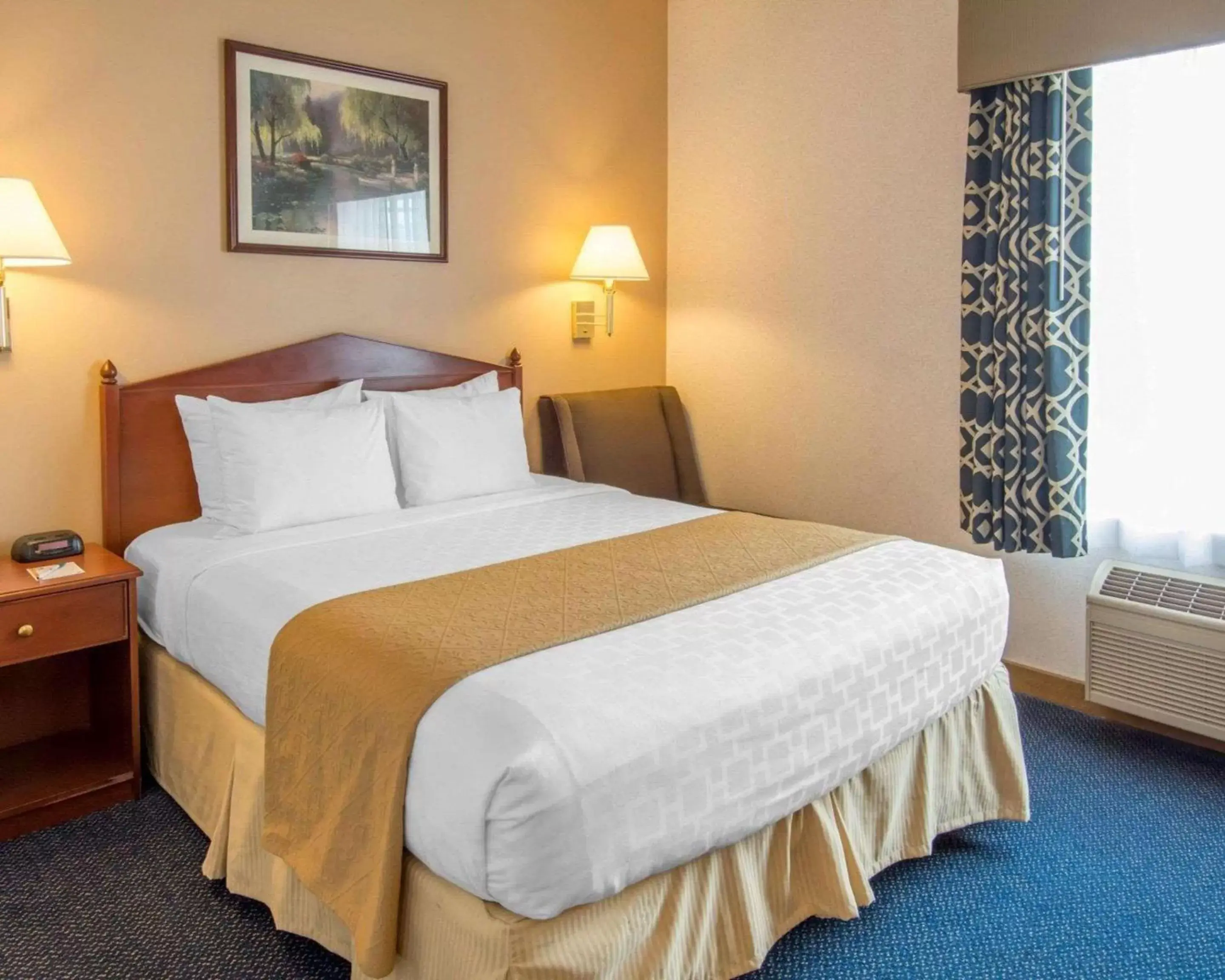 Photo of the whole room, Bed in Quality Inn & Suites of Liberty Lake