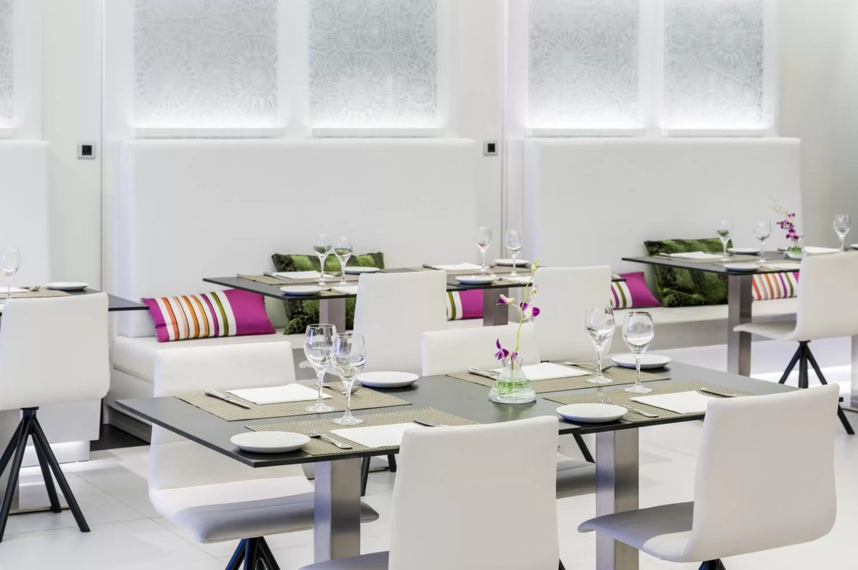Lounge or bar, Restaurant/Places to Eat in Ilunion Suites Madrid