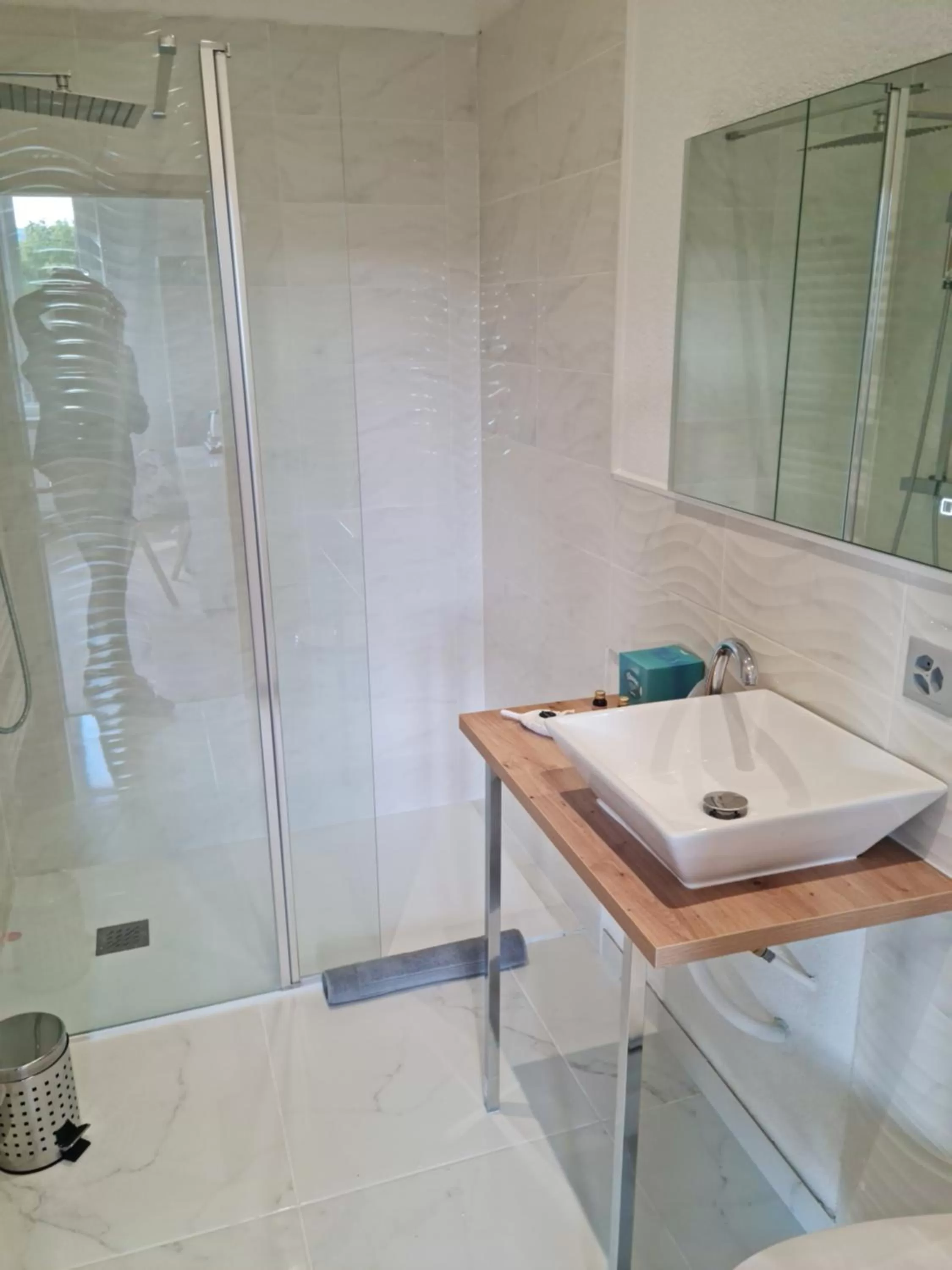 Shower in La Factory