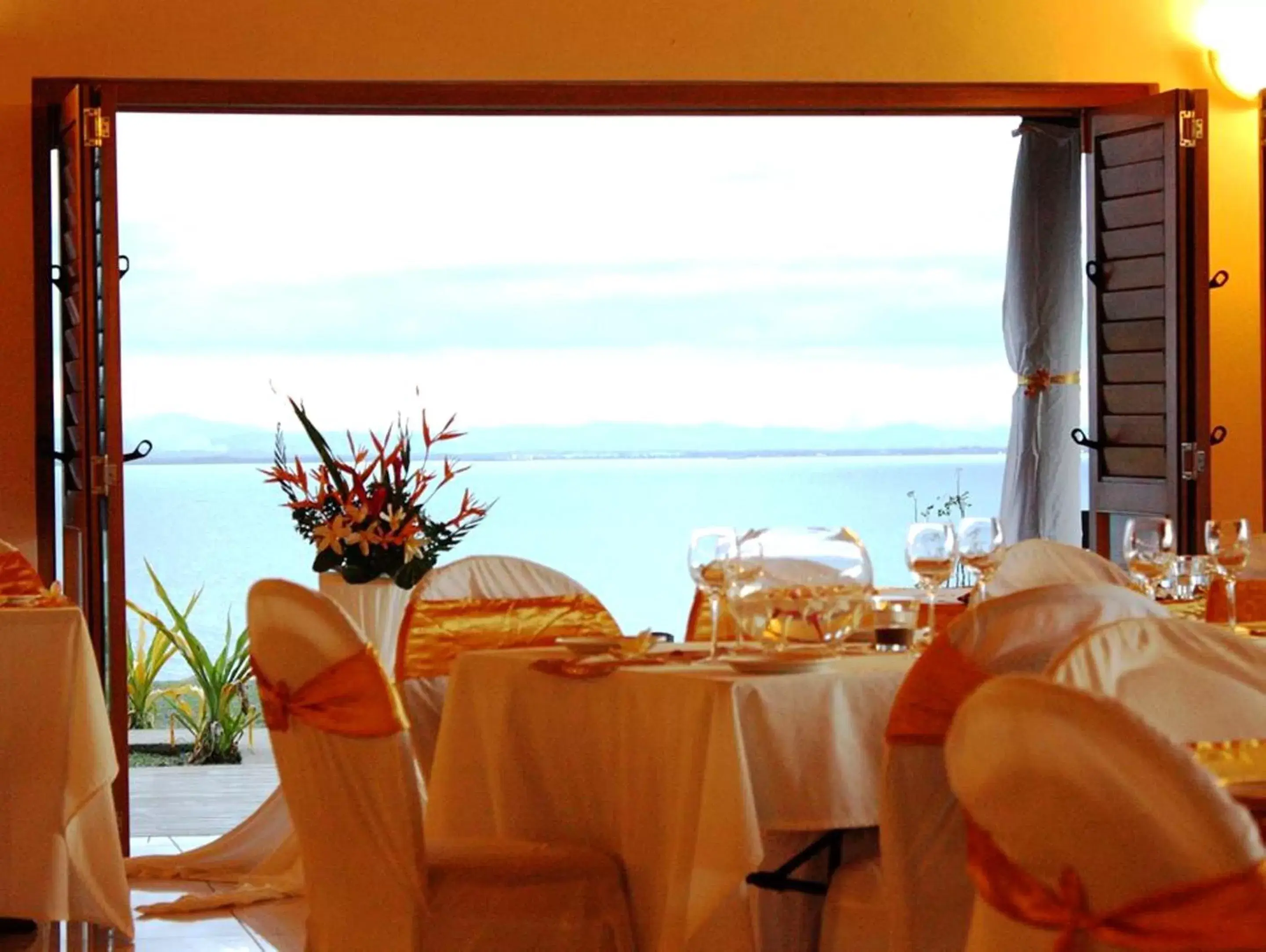 Restaurant/Places to Eat in Anchorage Beach Resort