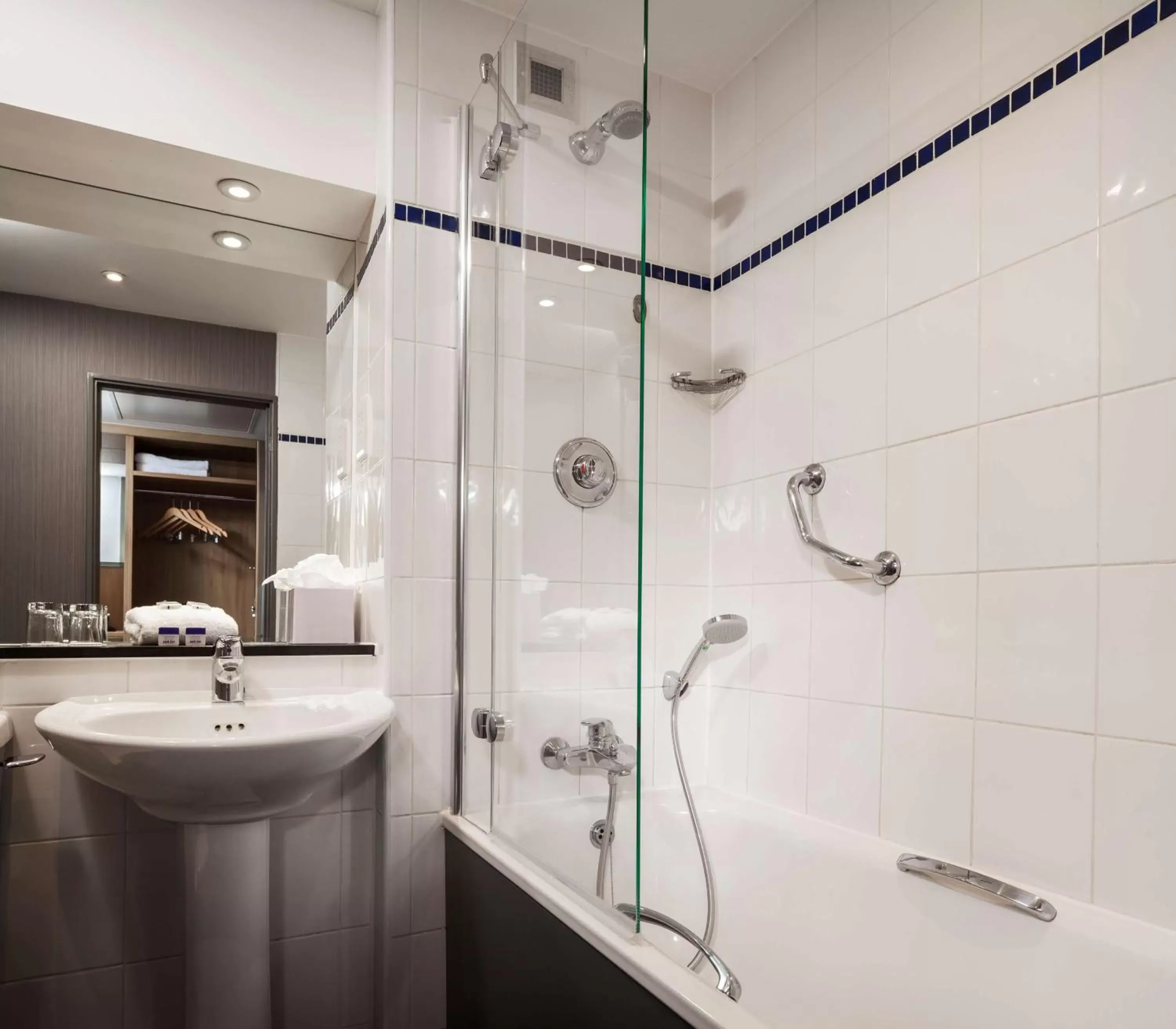 Bathroom in Radisson Hotel and Conference Centre London Heathrow