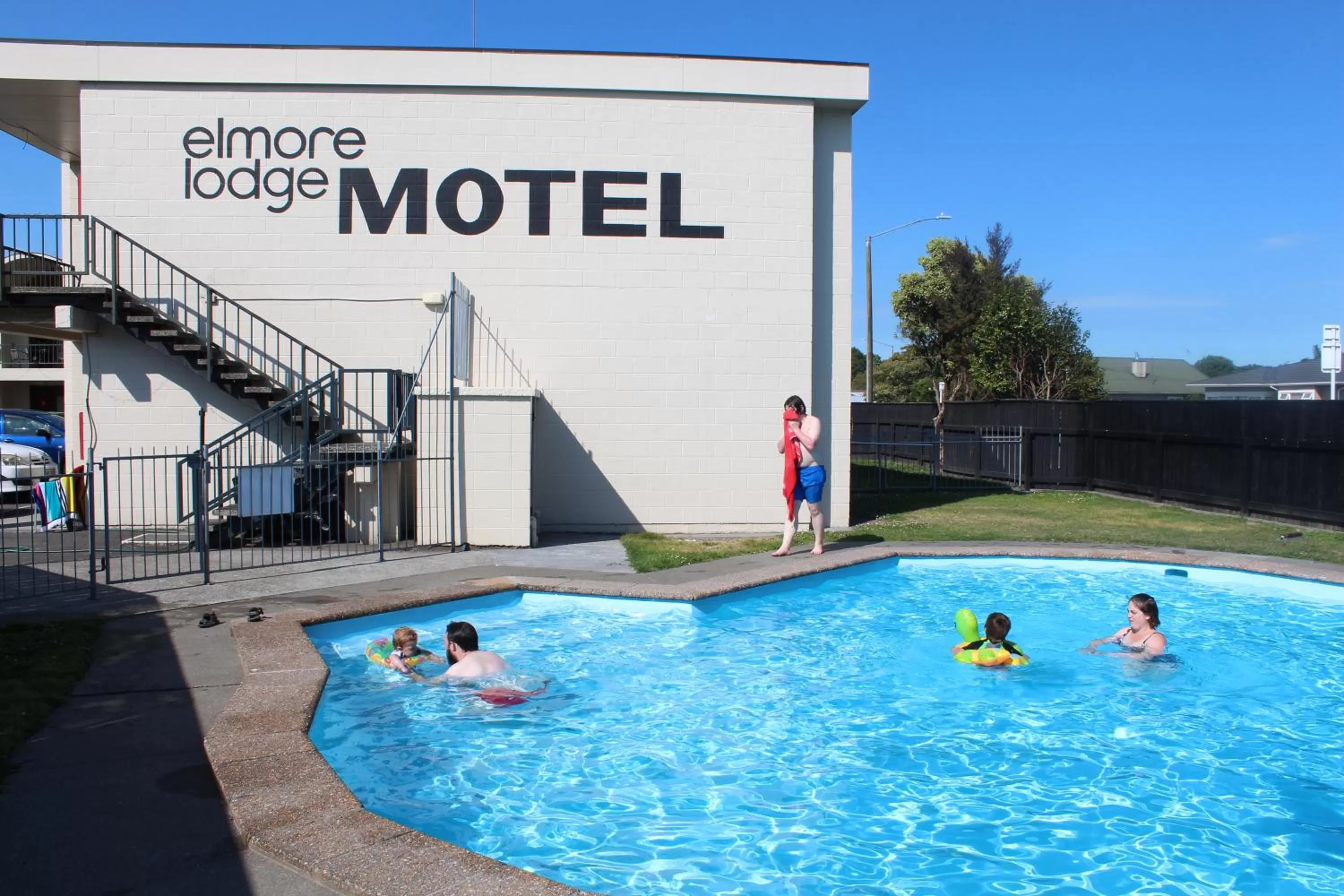 Swimming pool in Elmore Lodge Motel