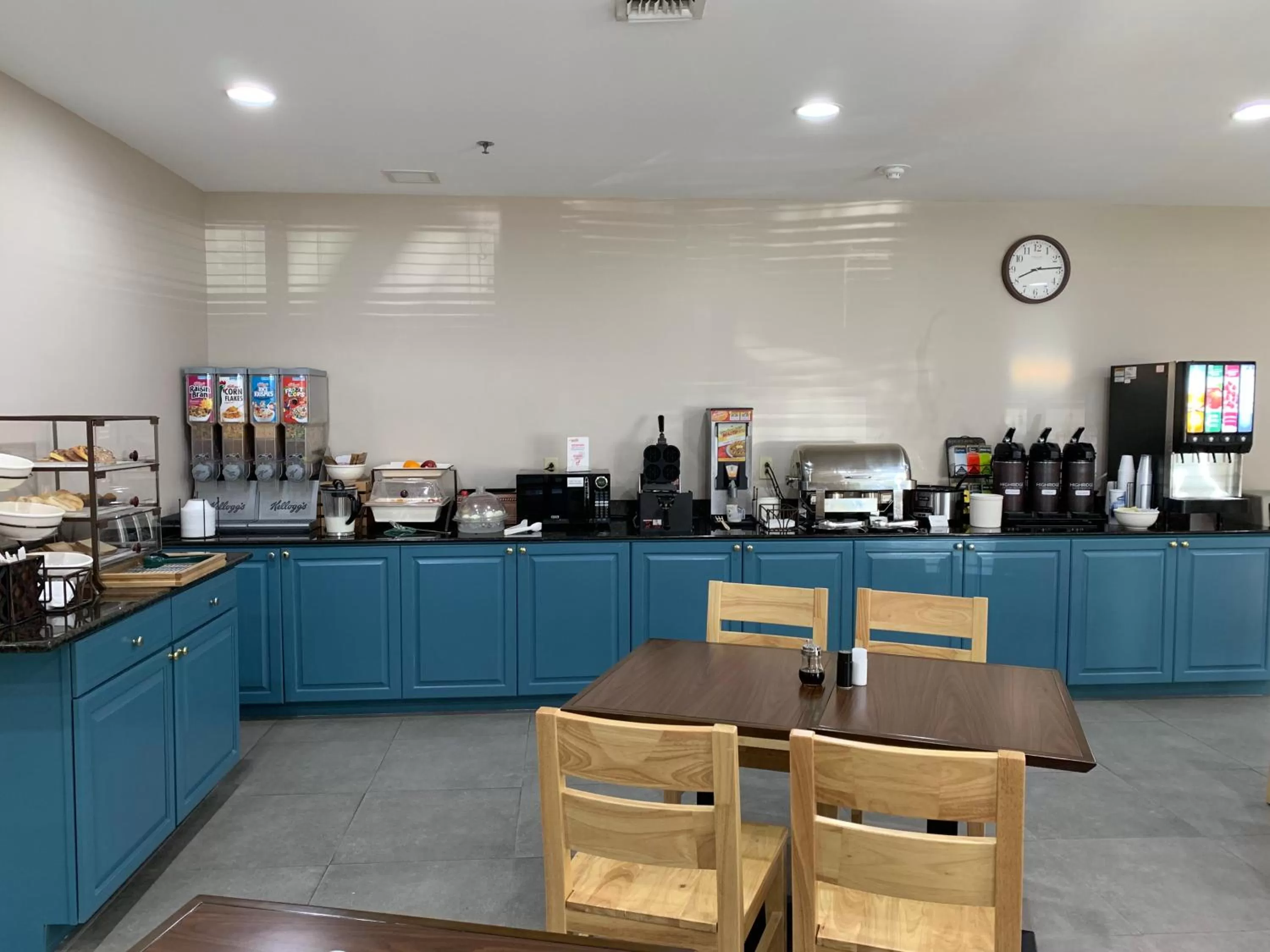 Food and drinks in Country Inn & Suites By Radisson, Charleston North, SC