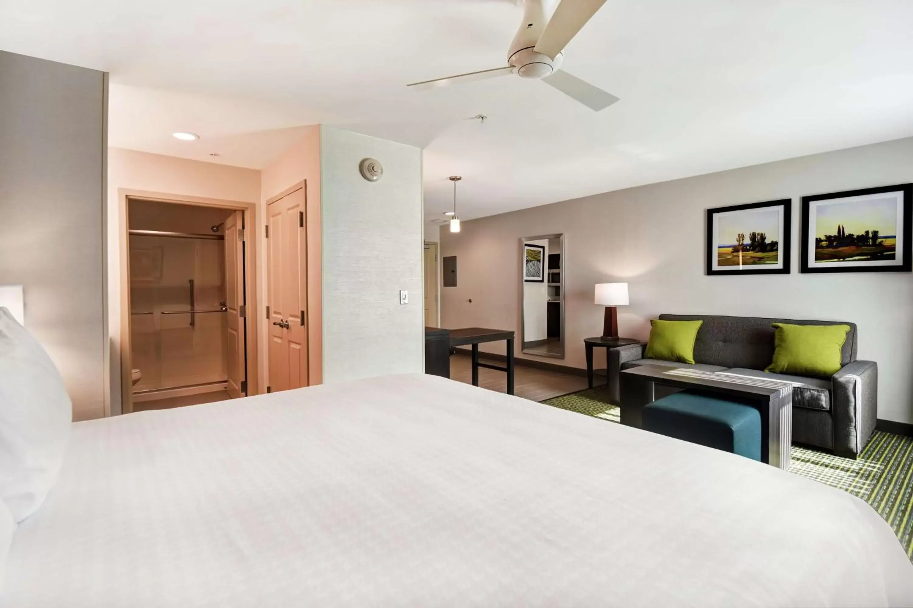 Living room, Bed in Homewood Suites by Hilton Novi Detroit