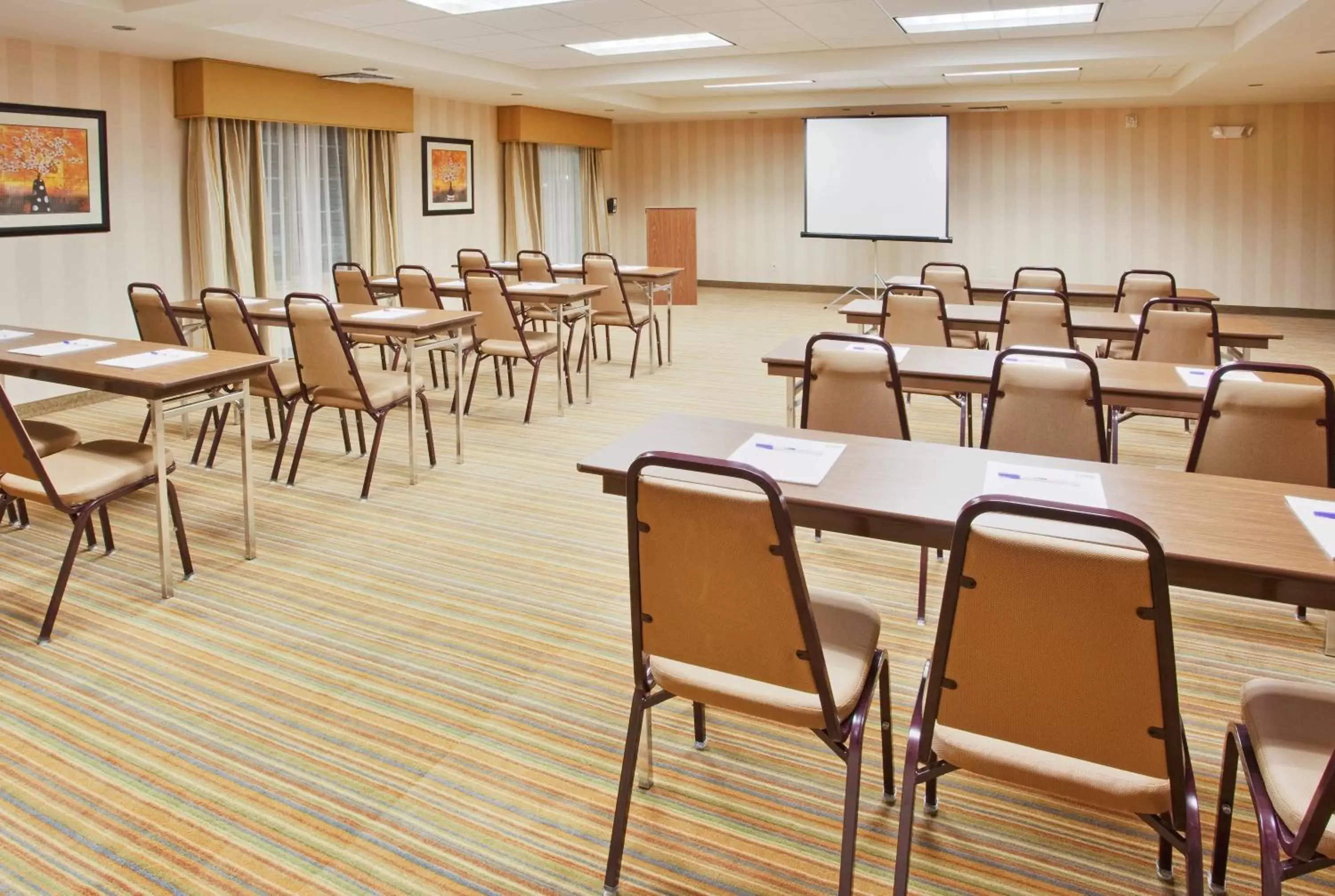 Meeting/conference room in Holiday Inn Express Hotel & Suites Willows, an IHG Hotel
