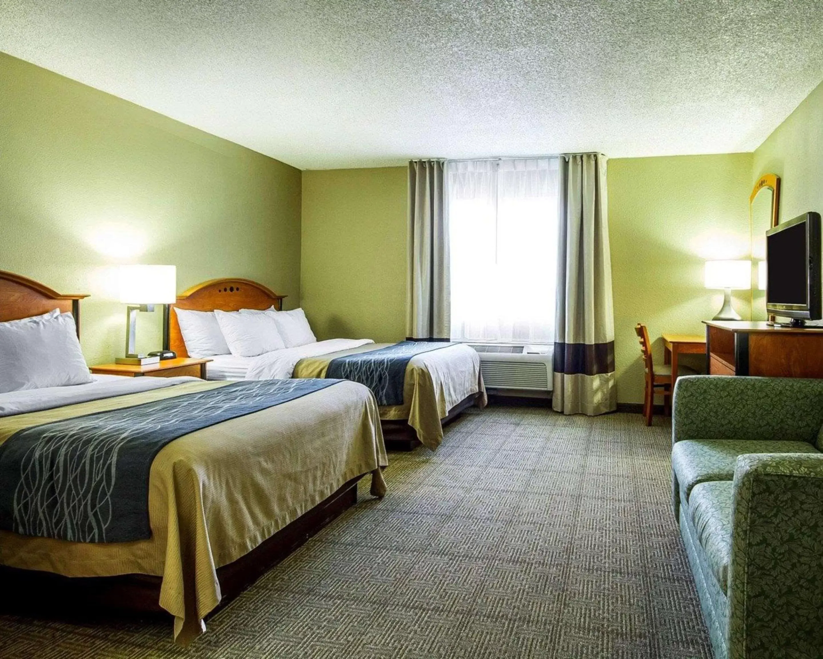 Photo of the whole room, Bed in Comfort Inn Modesto