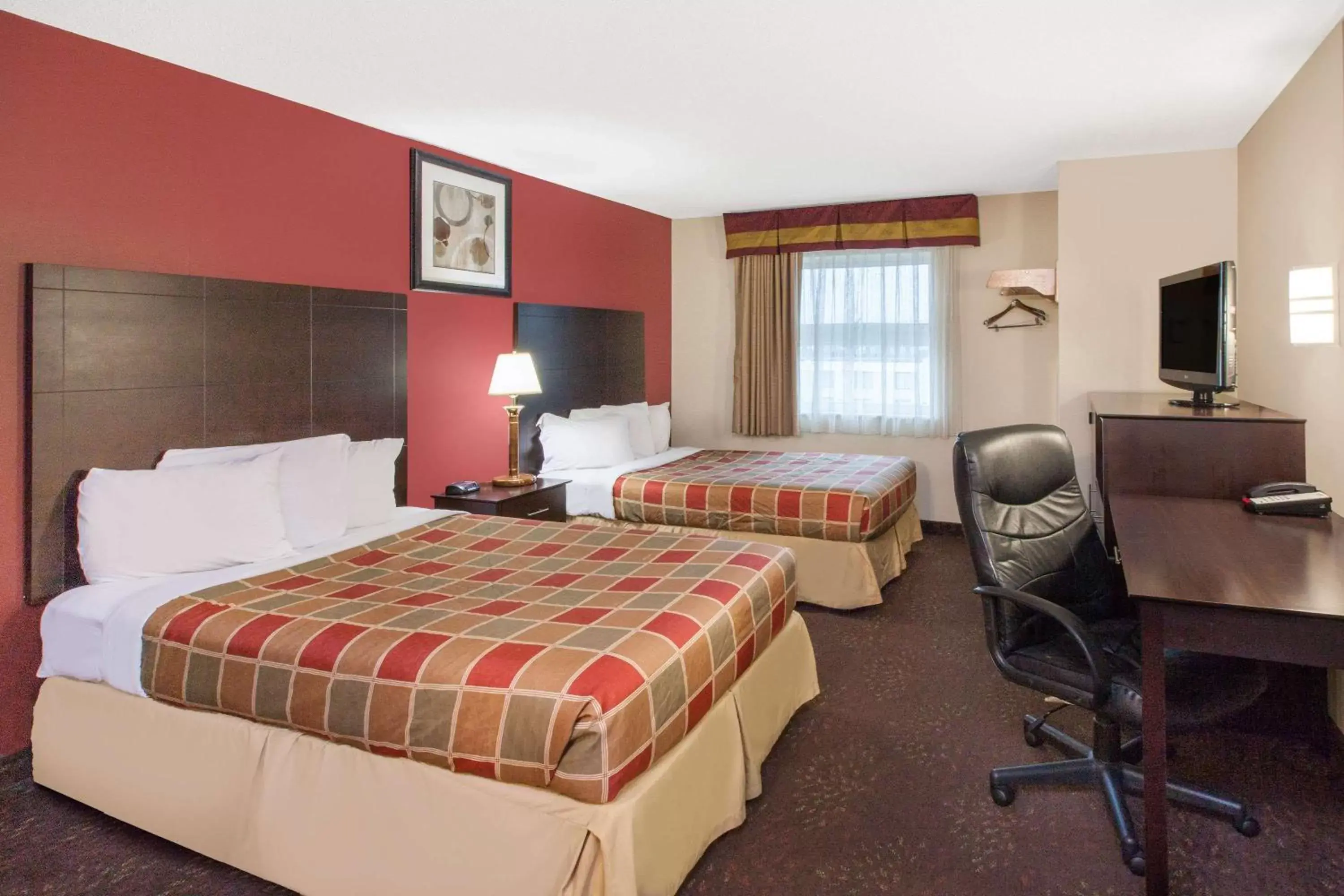 Photo of the whole room, Bed in Travelodge by Wyndham Romulus Detroit Airport