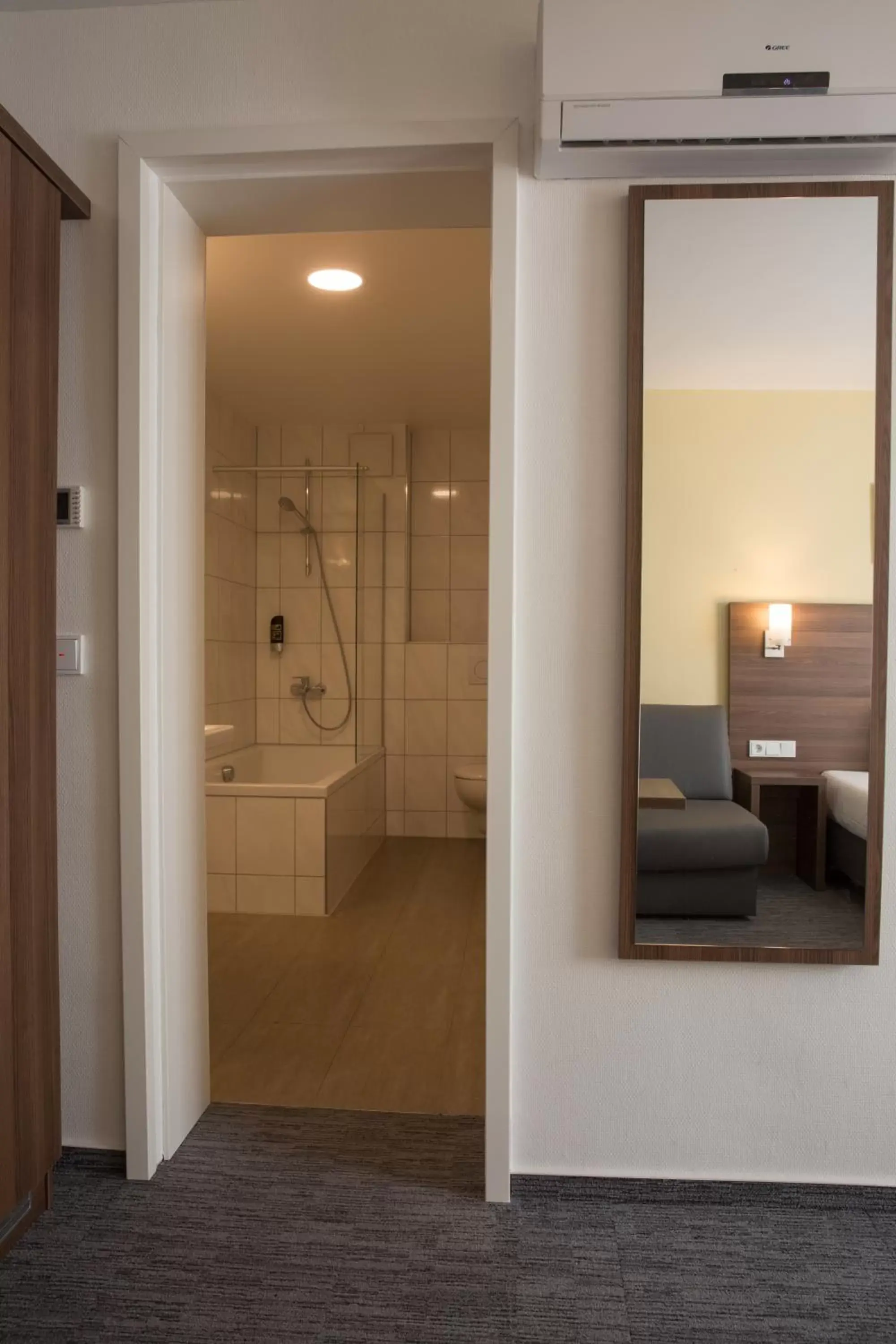 Shower, Bathroom in Goethe Conference Hotel by Trip Inn