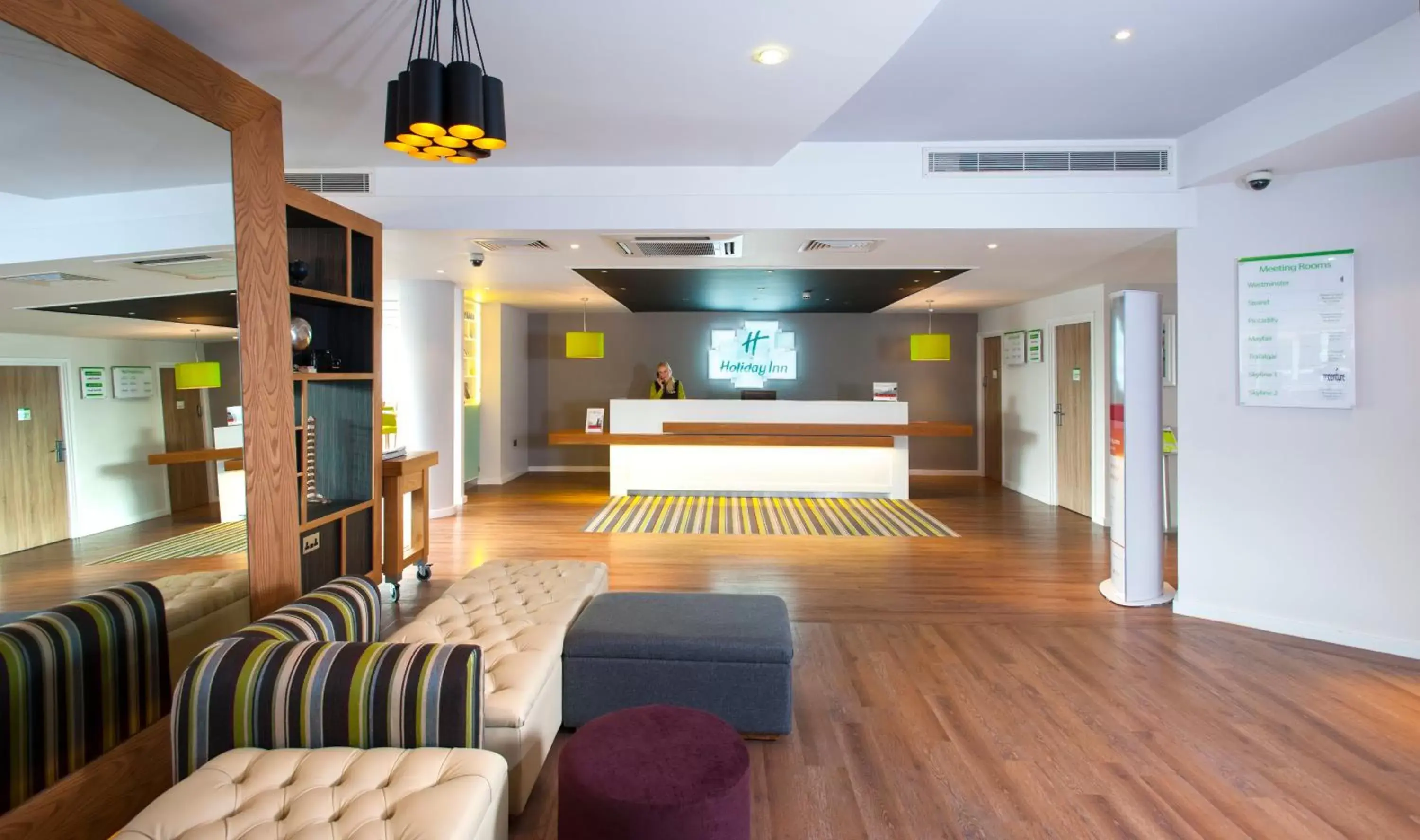 Property building, Bed in Holiday Inn London West by IHG Property building, Bed in Holiday Inn London West by IHG