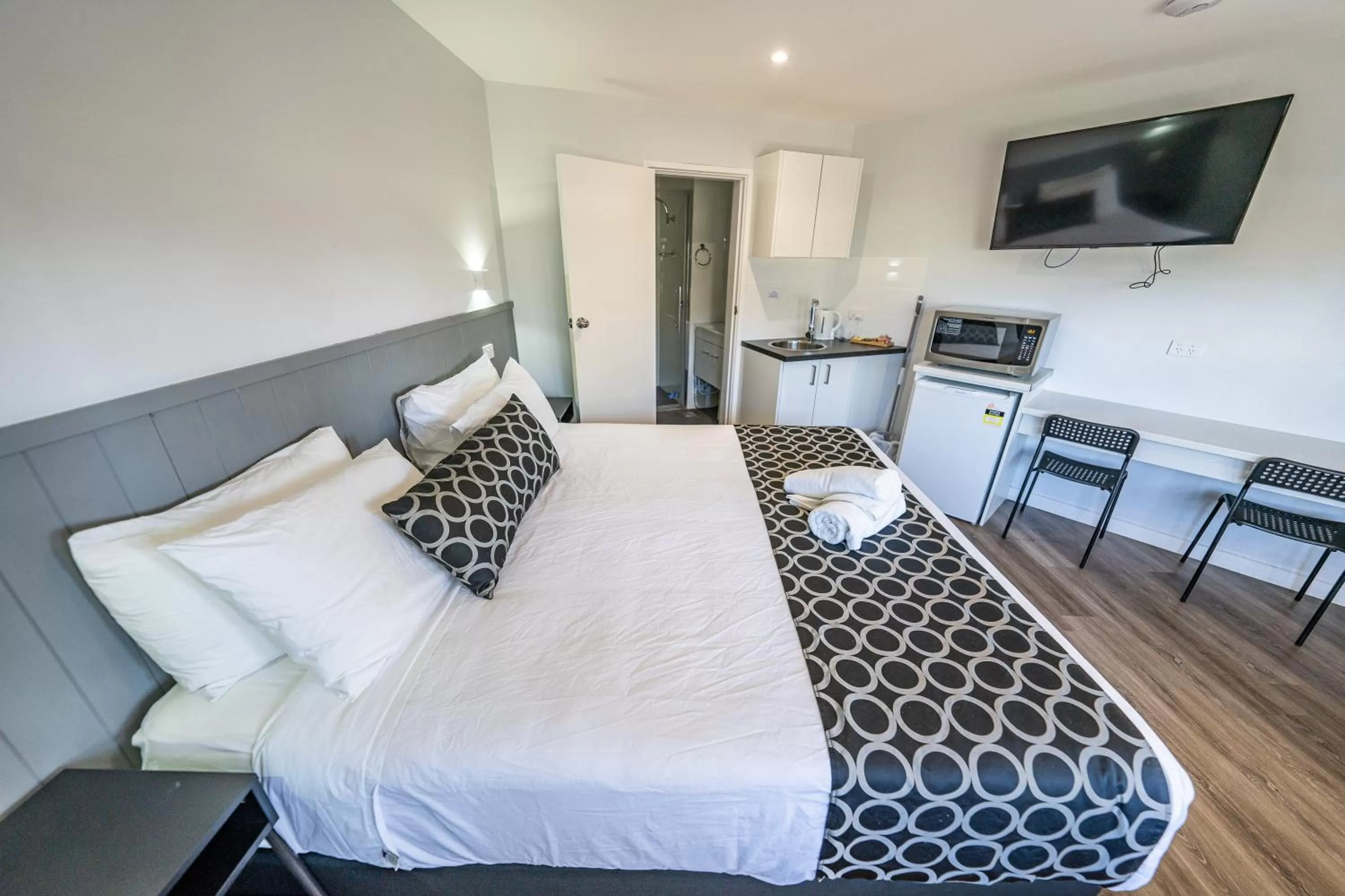 Photo of the whole room, Bed in Bega Motel