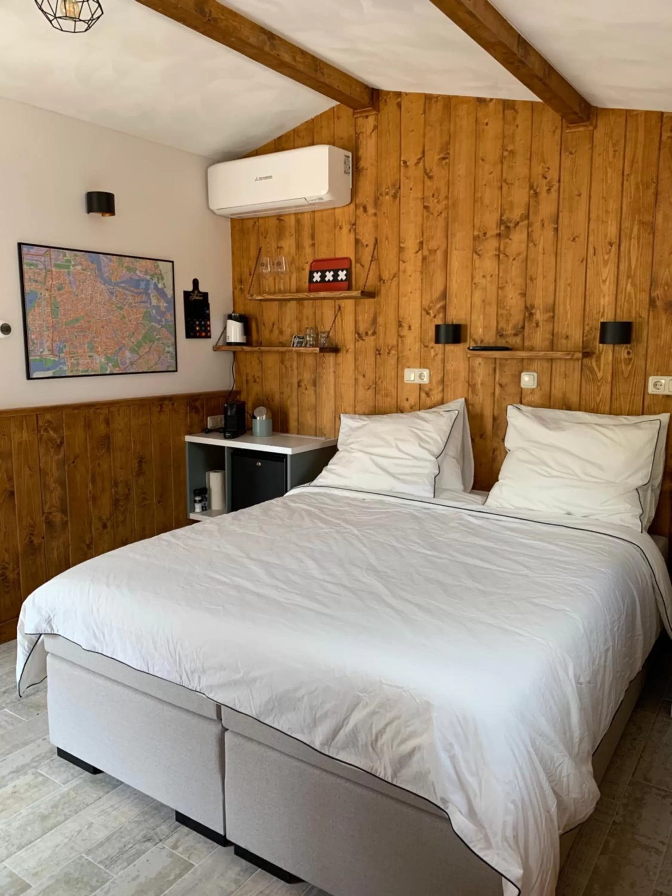 Bed in B&B Diemerplein