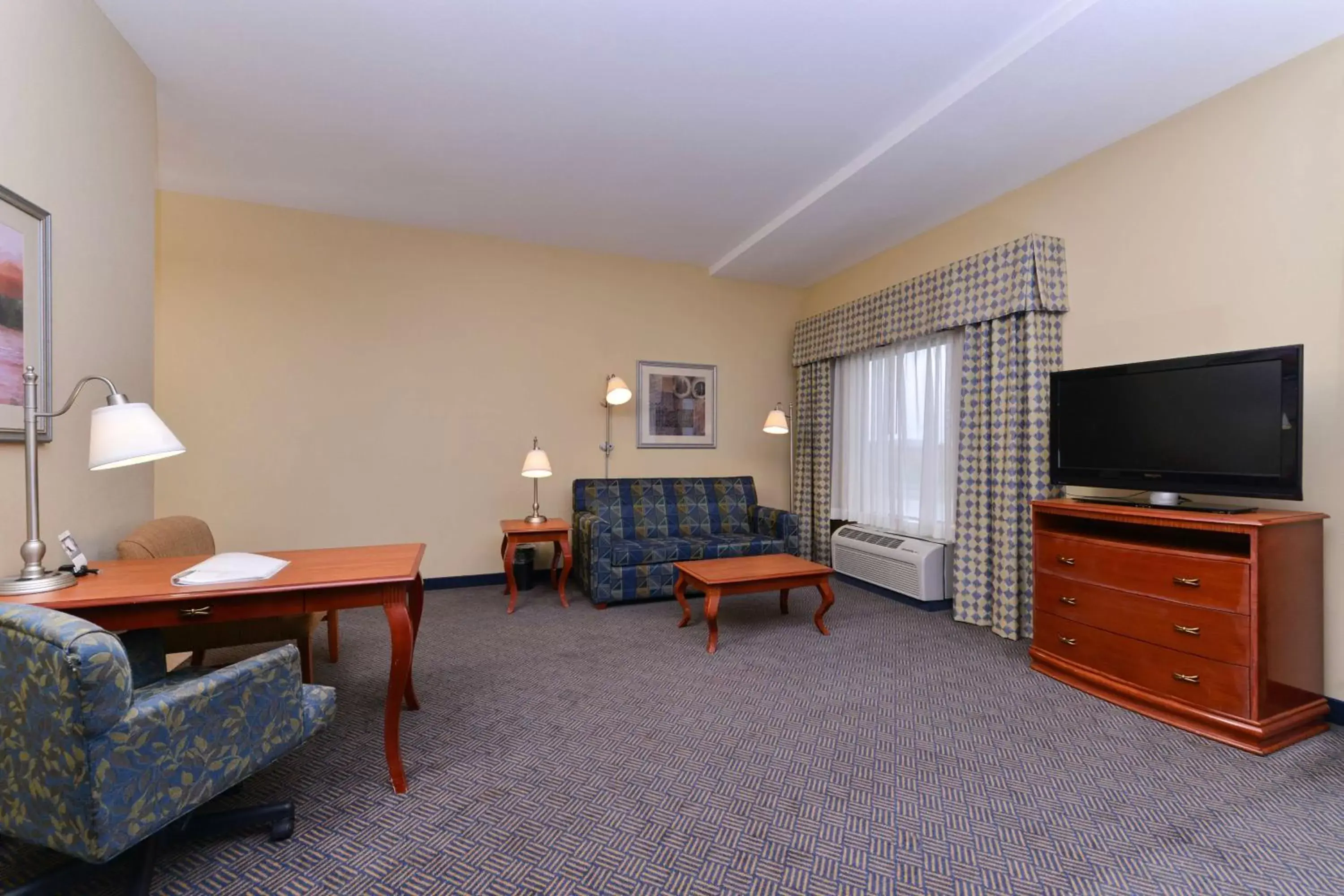 Living room, TV/Entertainment Center in Hampton Inn Evanston