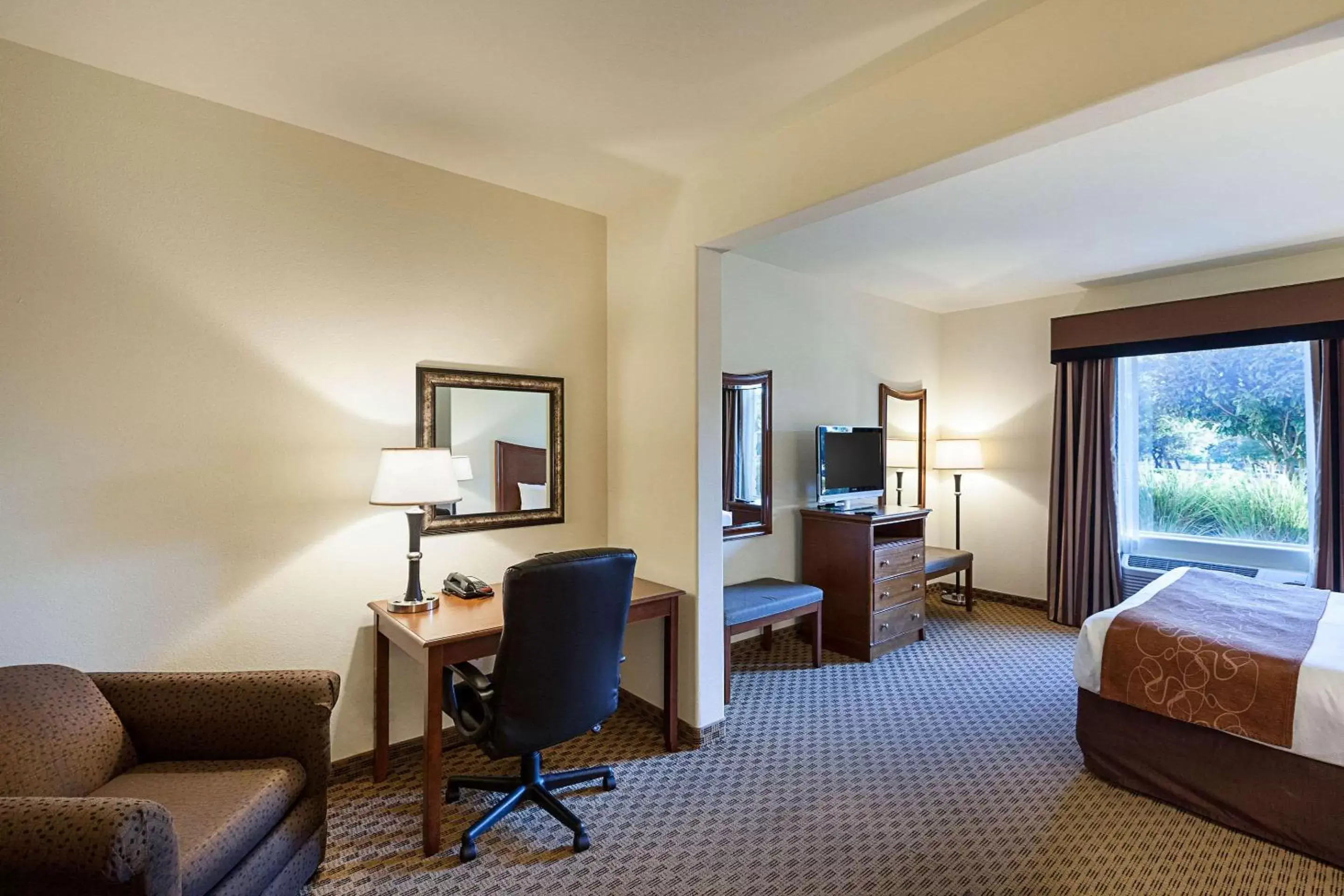 Photo of the whole room, Seating Area in Comfort Suites San Antonio North - Stone Oak