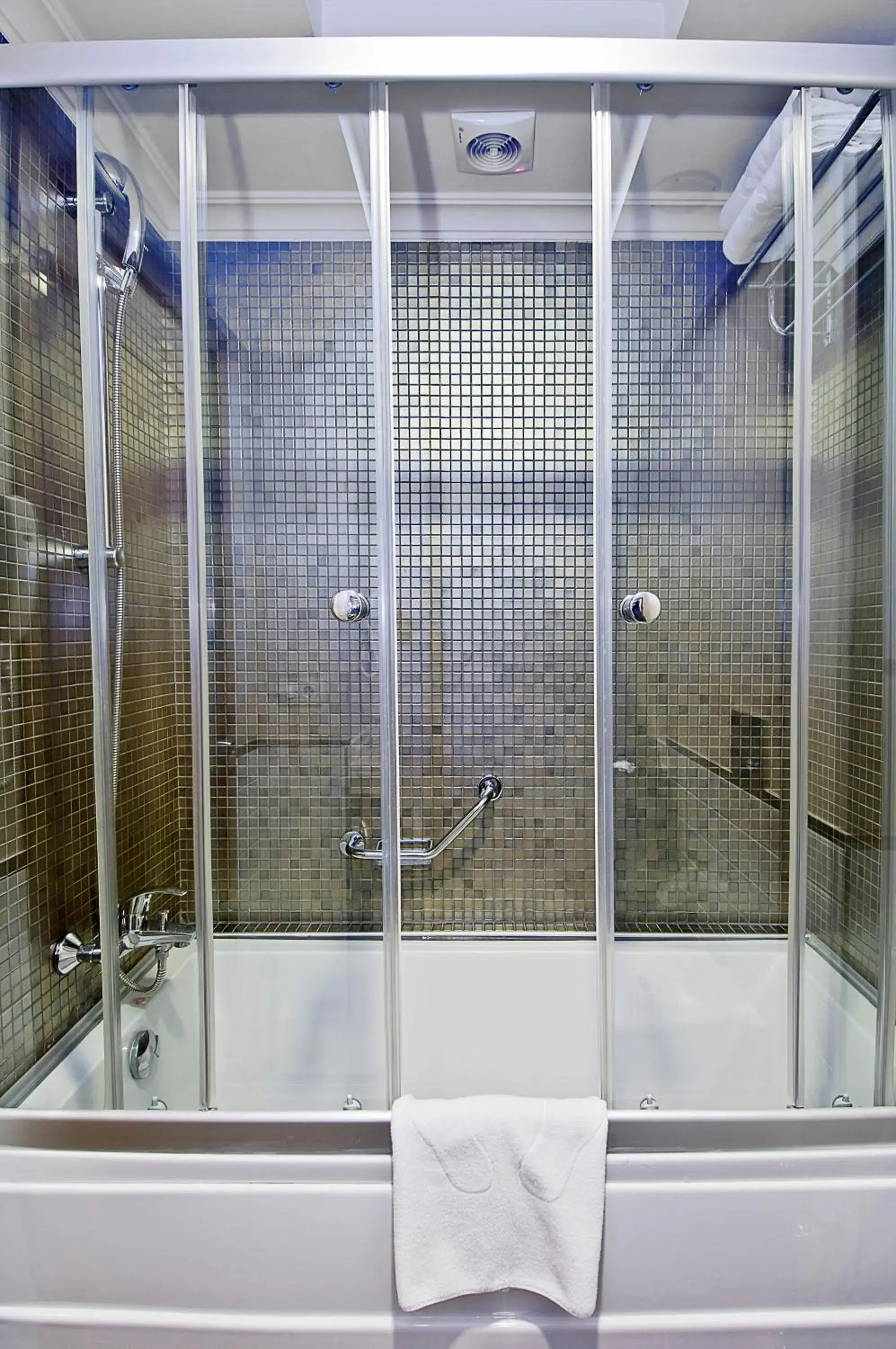 Shower, Bathroom in Tugcu Hotel Select