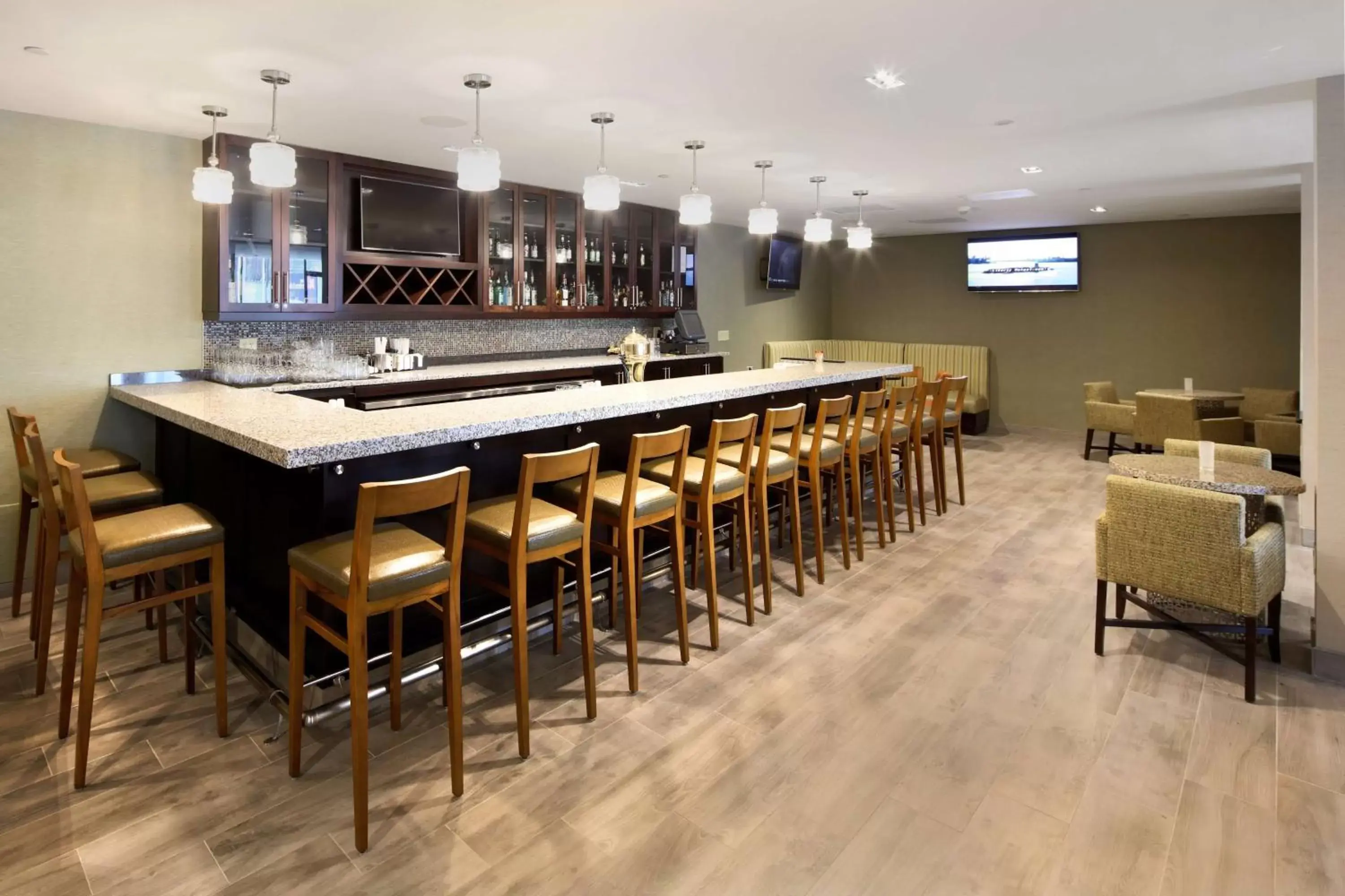 Lounge or bar, Restaurant/Places to Eat in Hilton Garden Inn Reagan National Airport