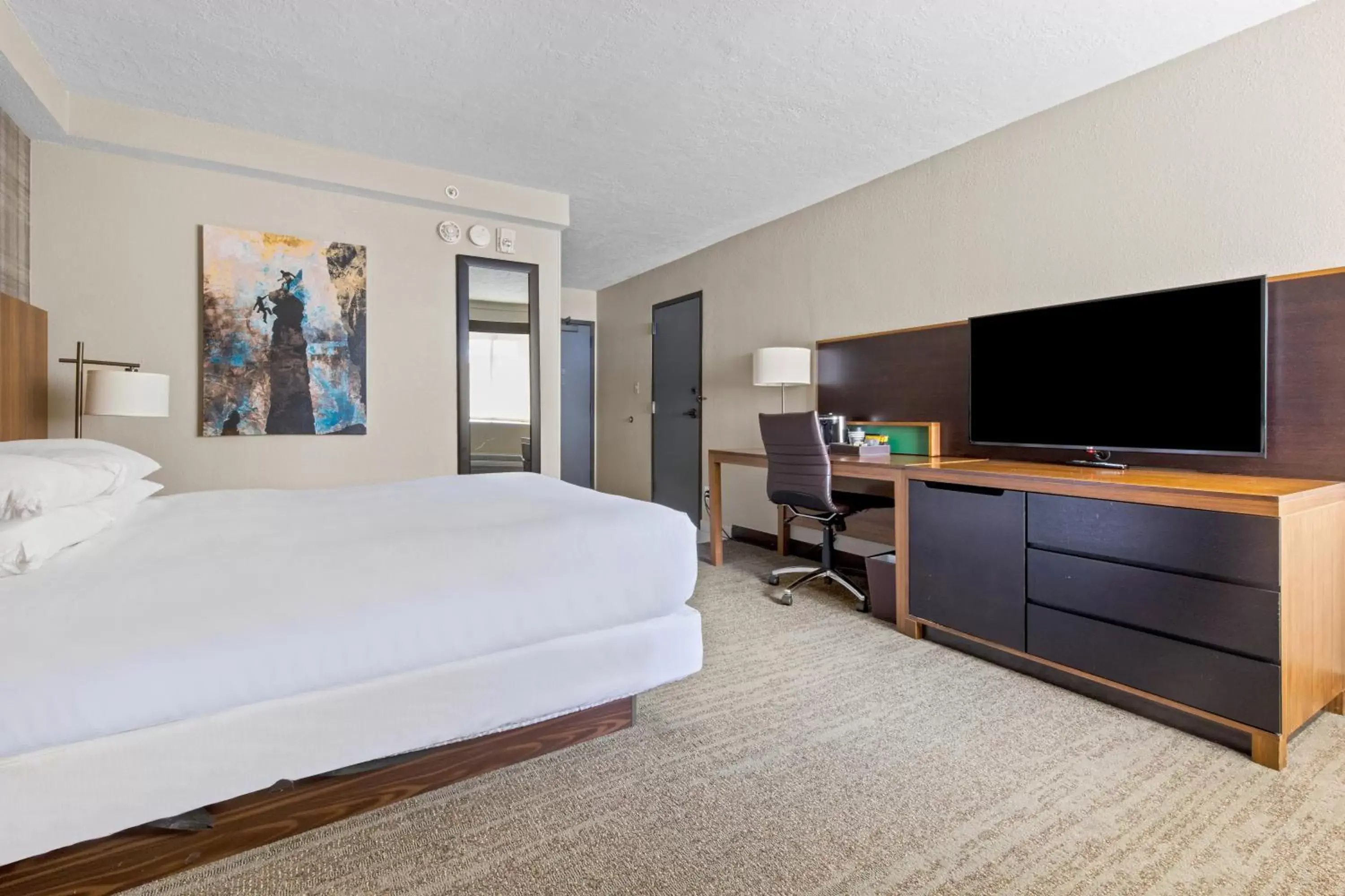Bed, TV/Entertainment Center in DoubleTree by Hilton Park City - The Yarrow