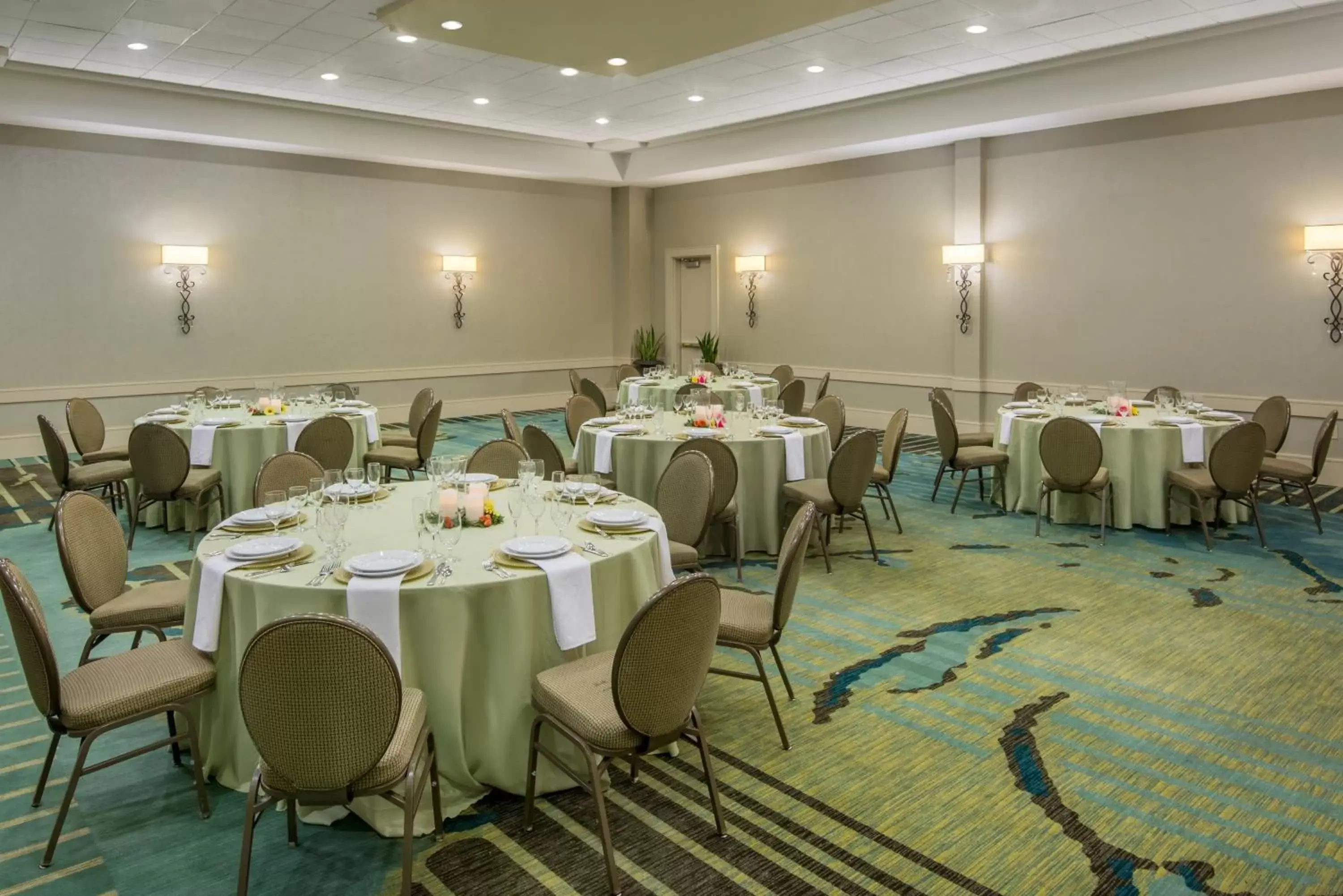 Meeting/conference room, Restaurant/Places to Eat in Crowne Plaza Charleston, an IHG Hotel
