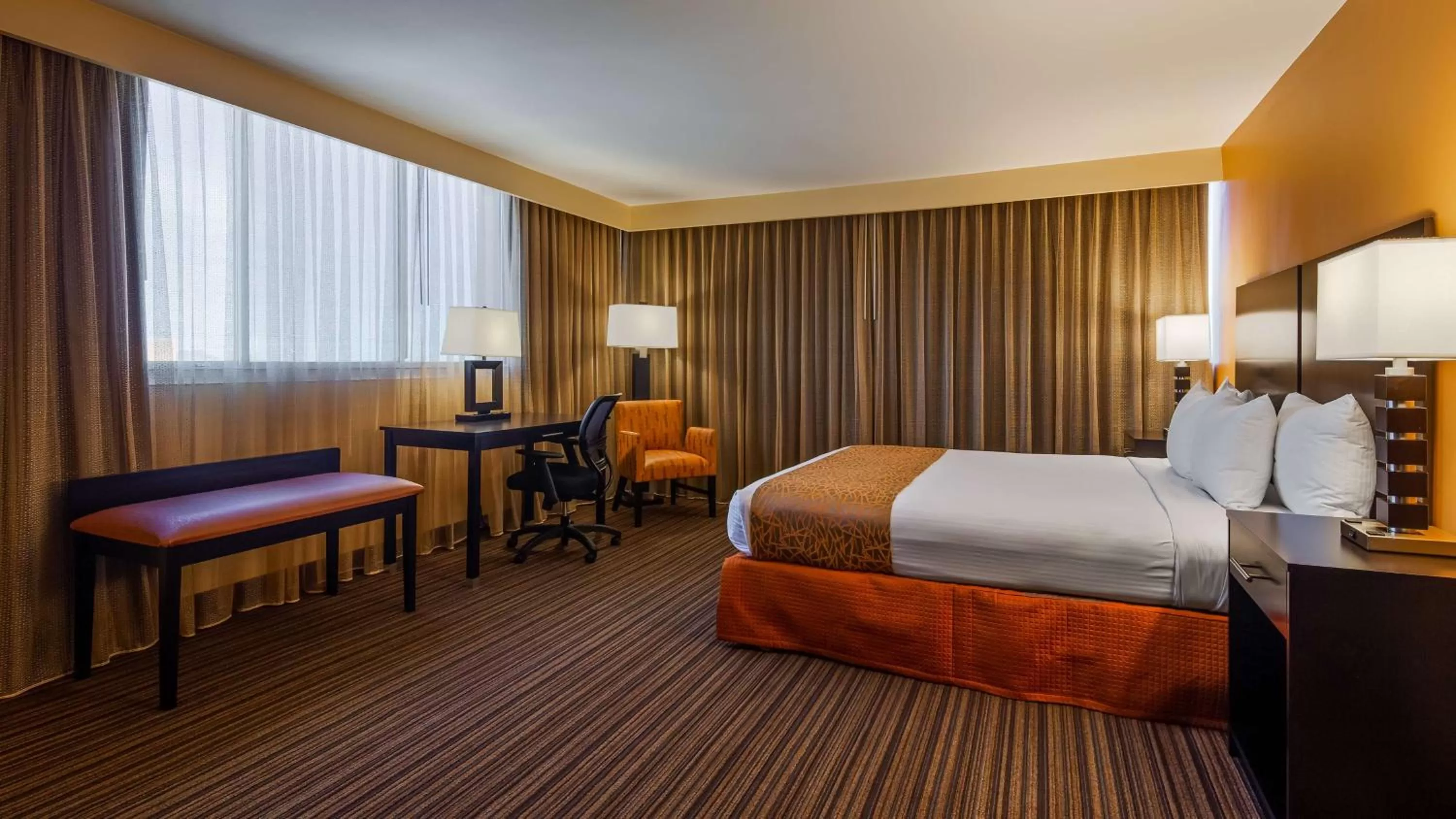 Bedroom, Bed in Best Western The Plaza Hotel Honolulu Airport - Free Breakfast