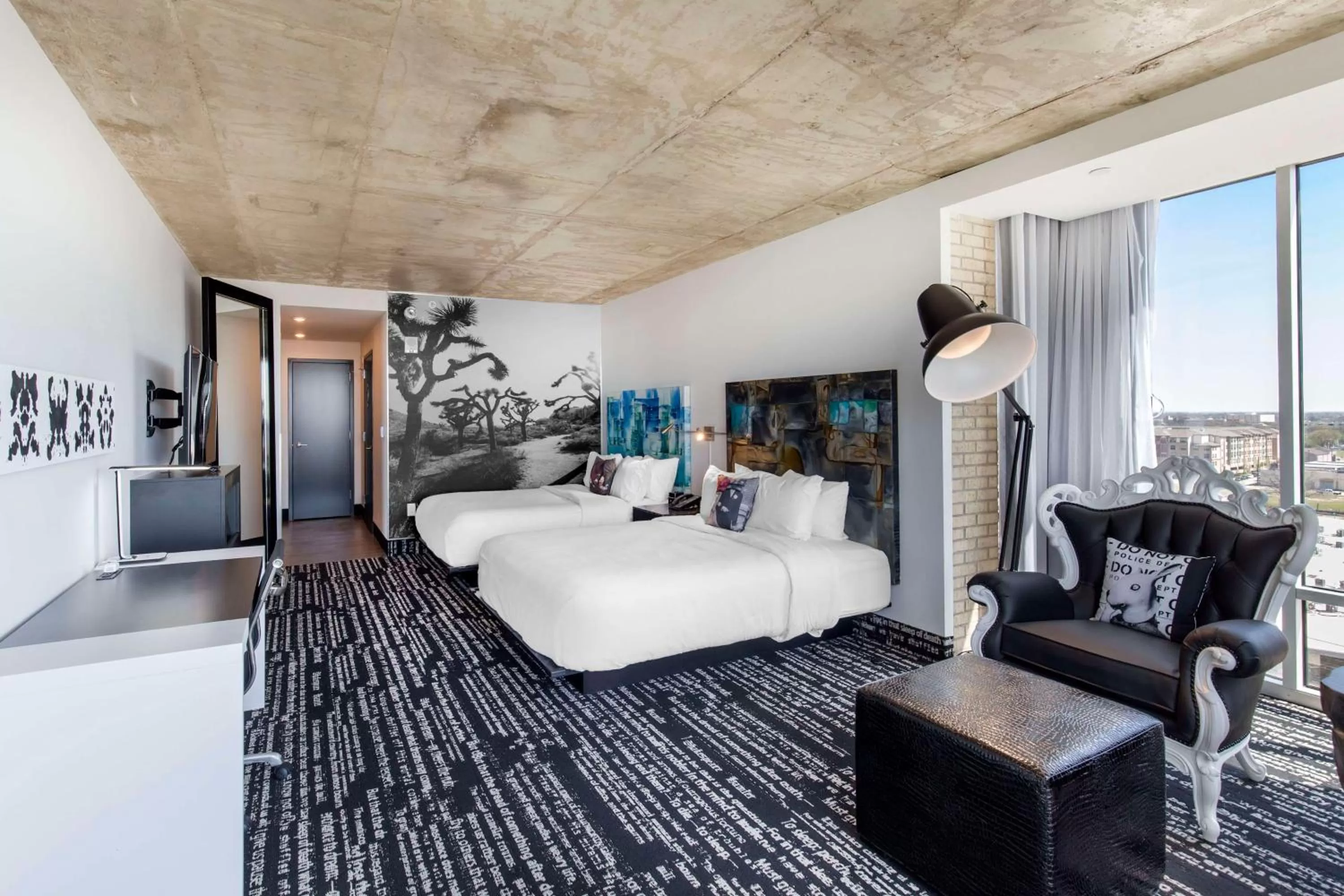 Living room, Bed in Lorenzo Hotel Dallas, Tapestry Collection by Hilton