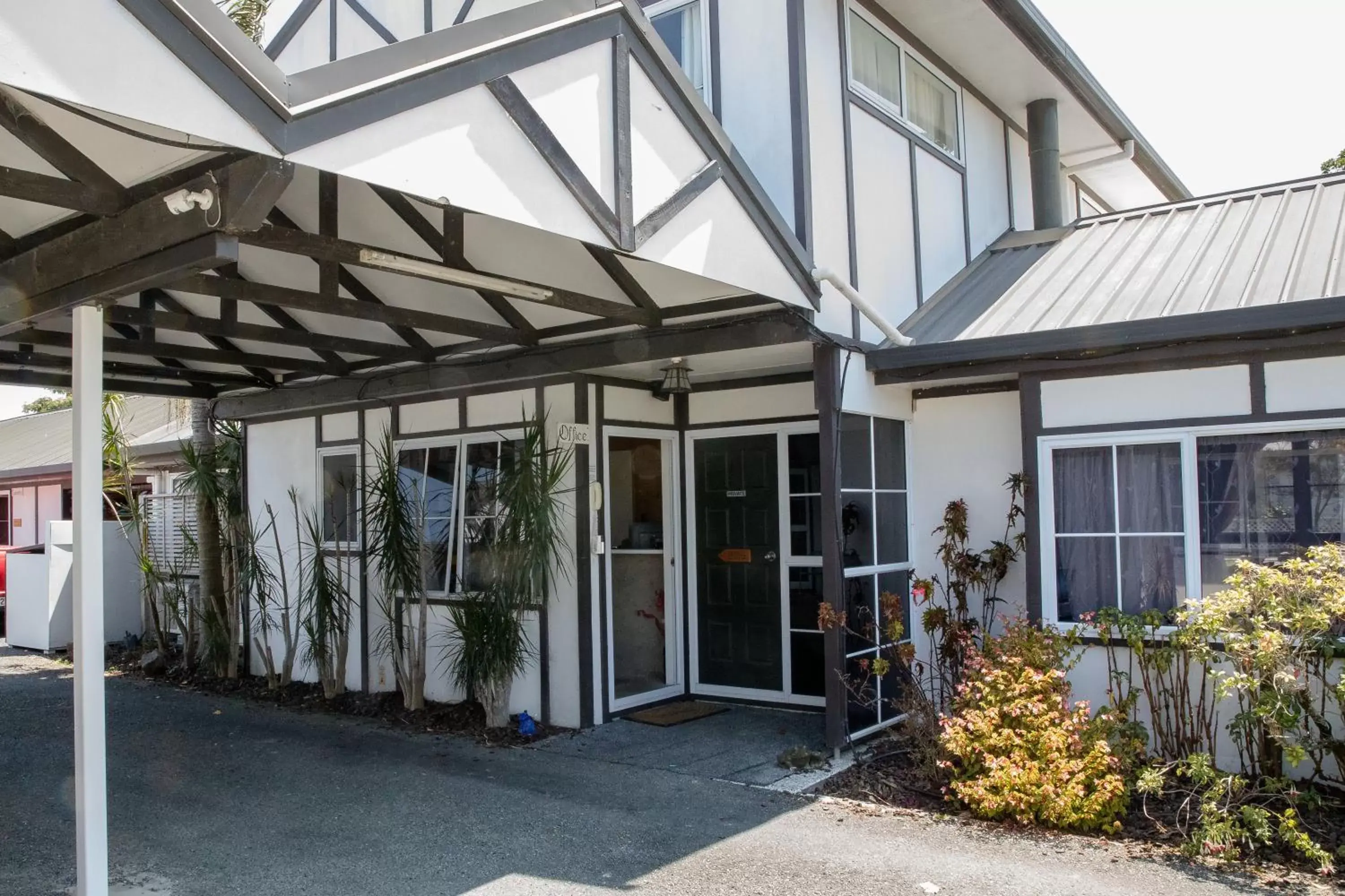 Facade/entrance in Tudor Park Motel