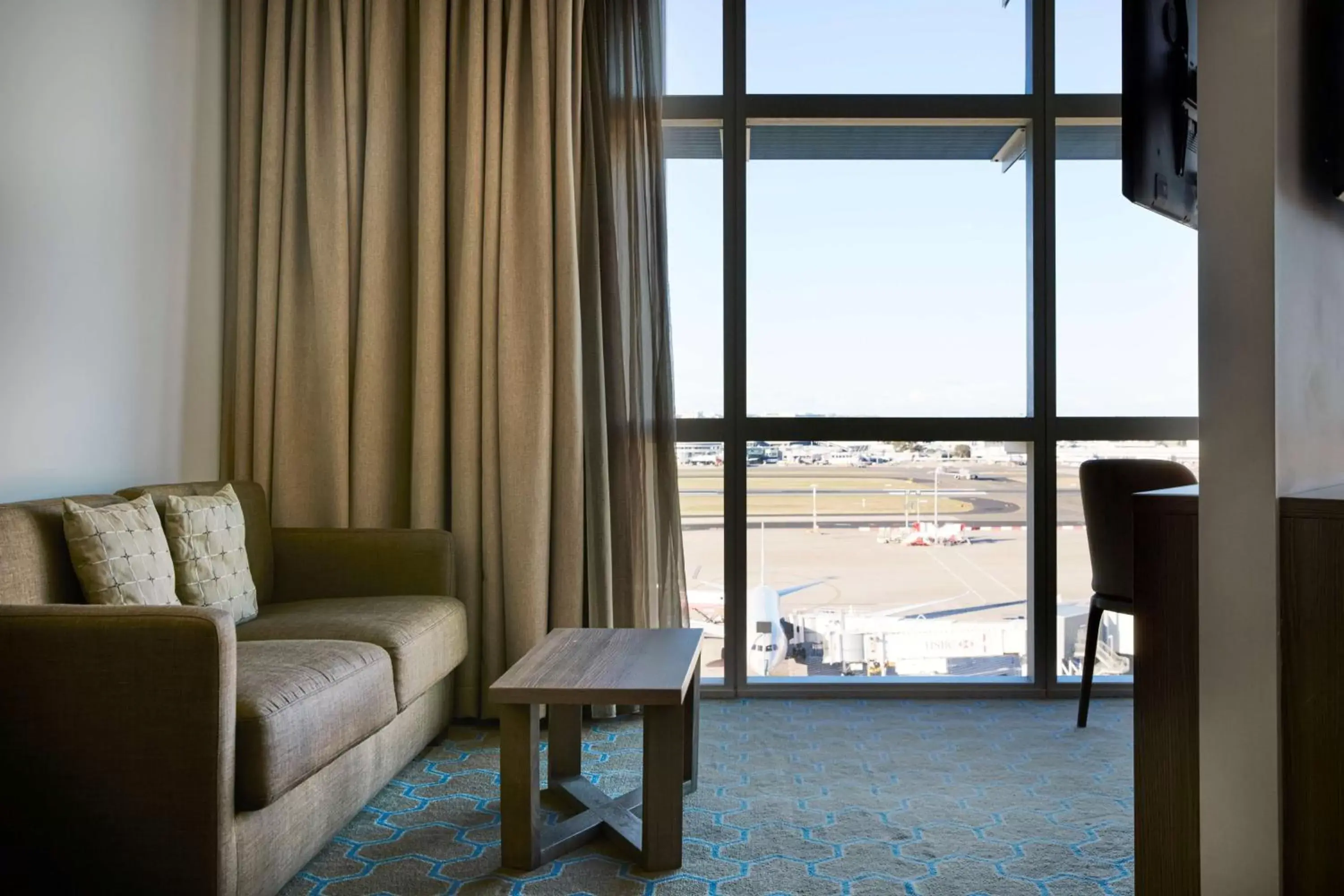 Photo of the whole room, Seating Area in Rydges Sydney Airport Hotel