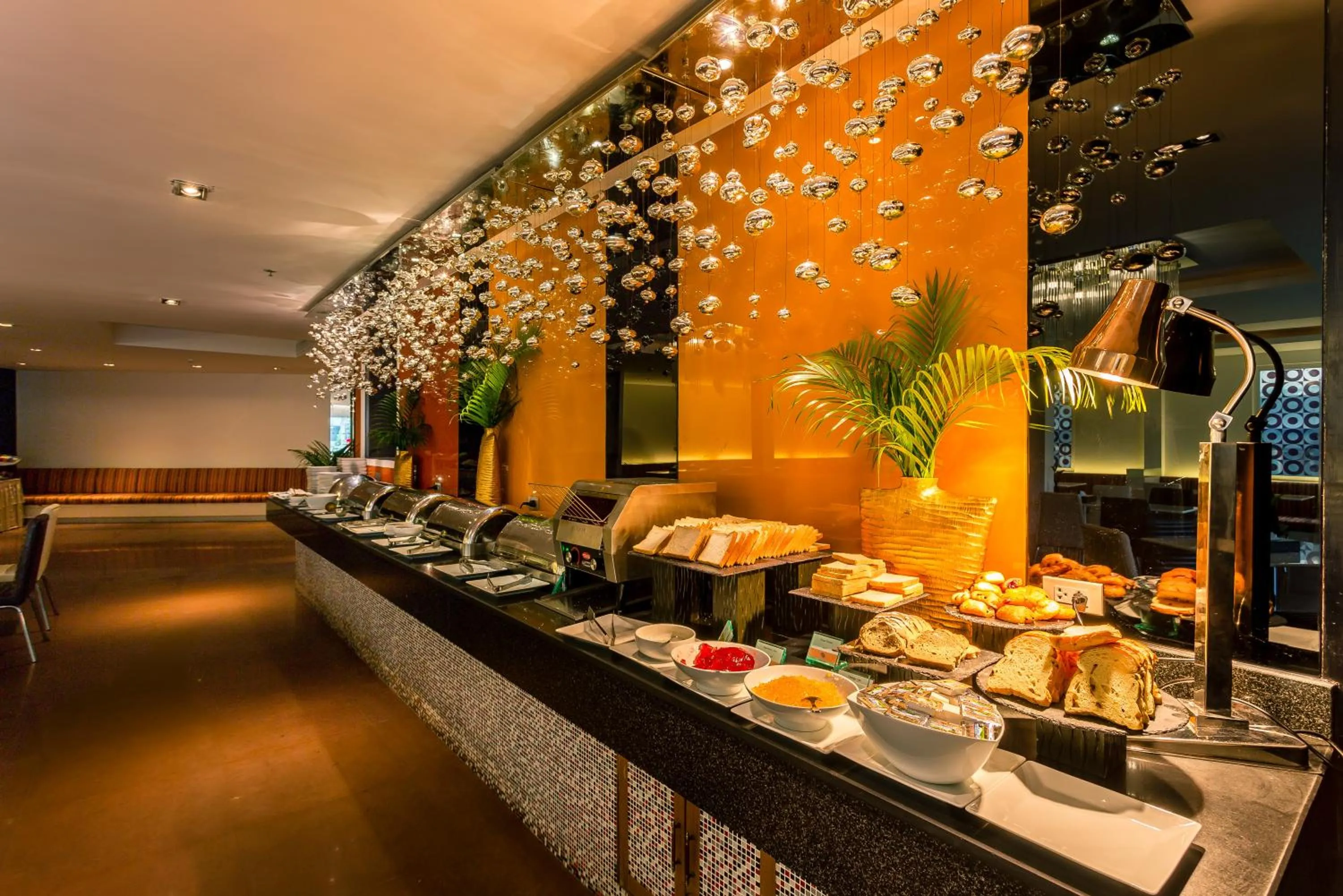 Restaurant/places to eat in Nova Platinum Hotel