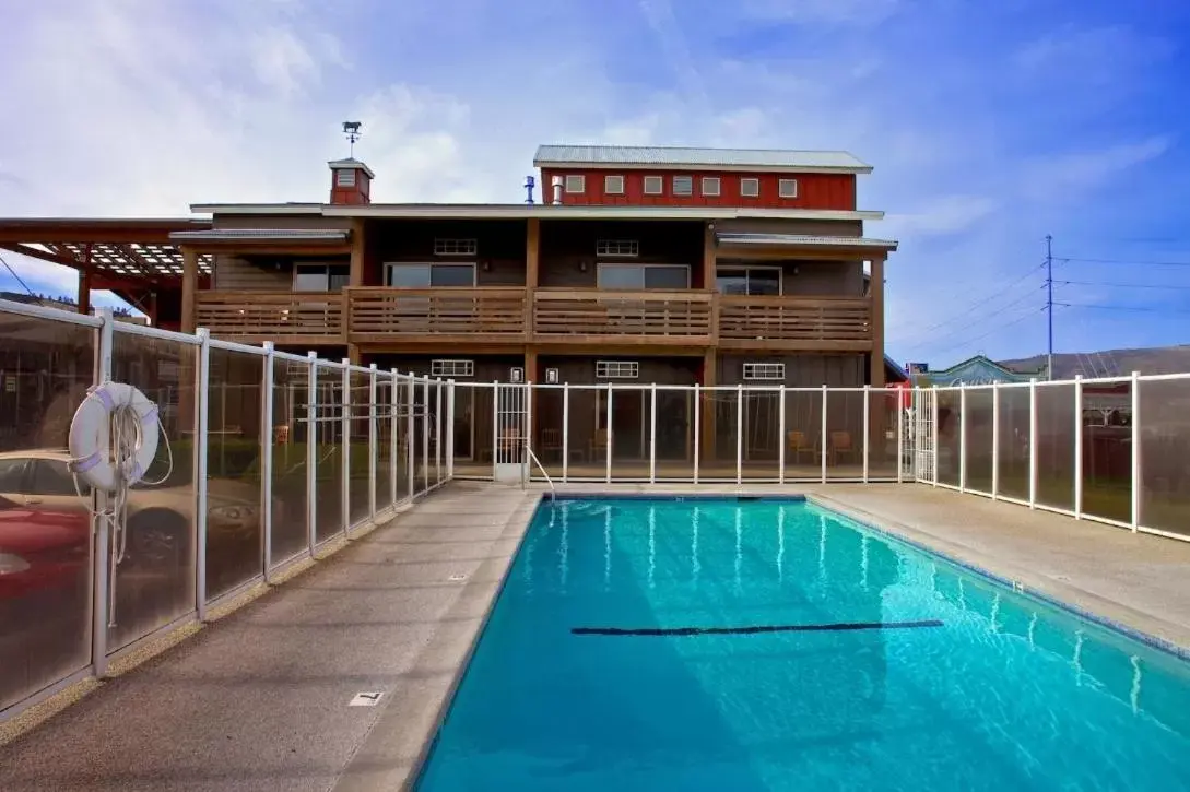 Swimming pool, Property Building in Cousin's Country Inn