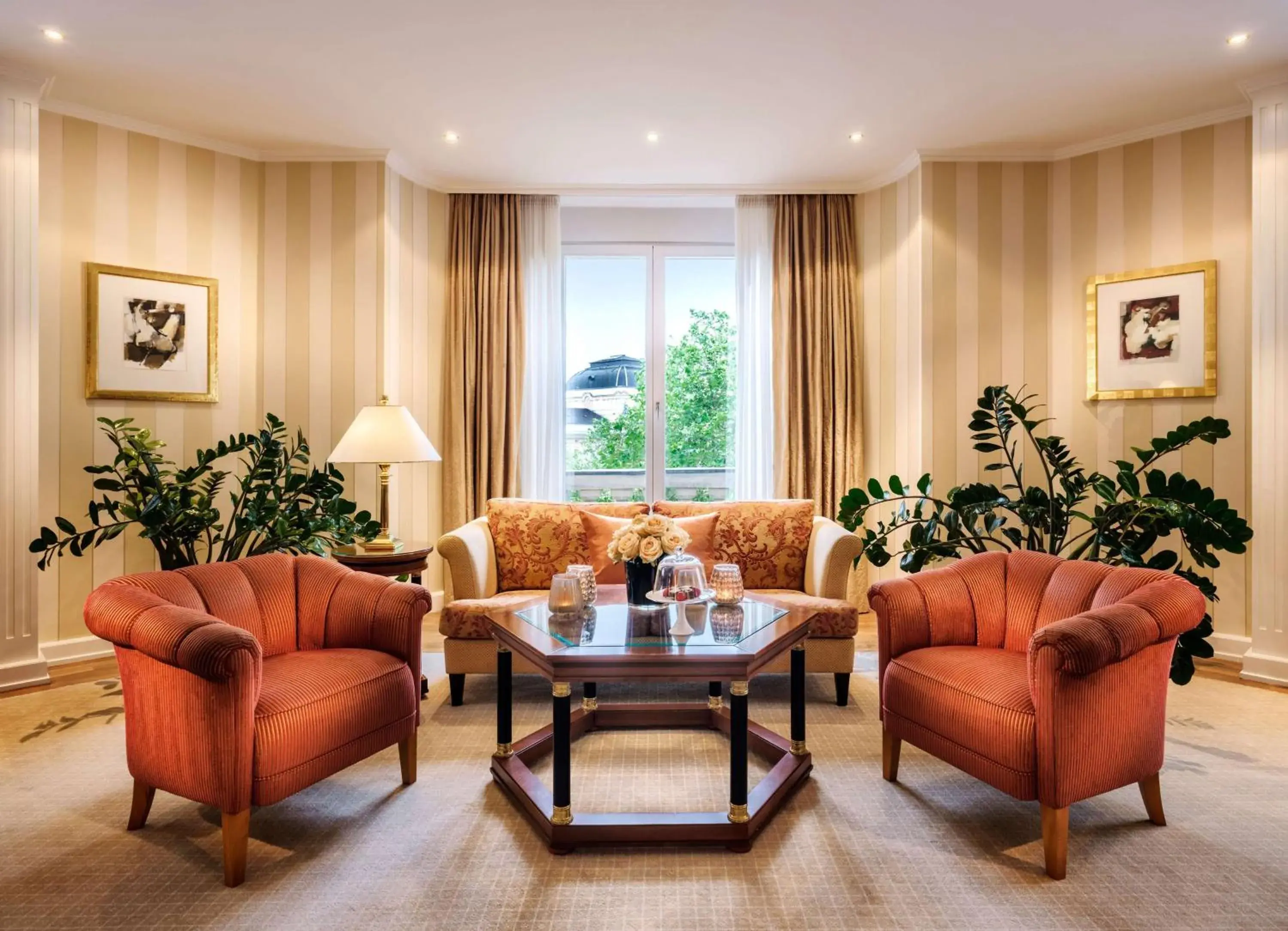 Photo of the whole room, Seating Area in Hotel Nassauer Hof