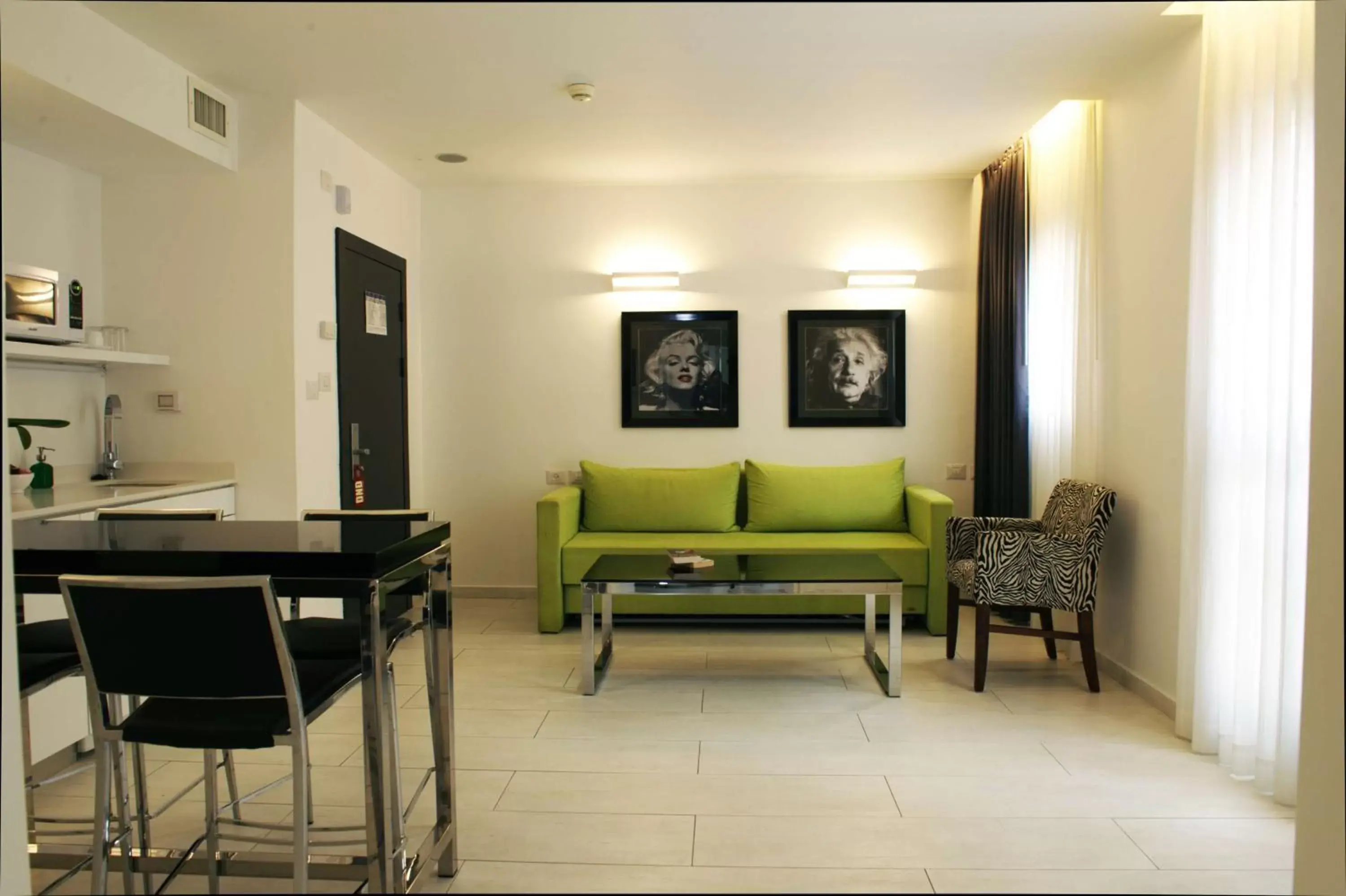 Kitchen or kitchenette, Seating Area in Best Western Regency Suites