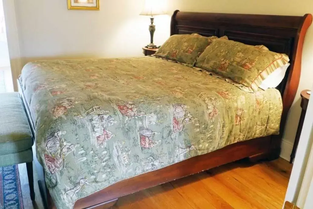 Bed in Compass Rose Inn