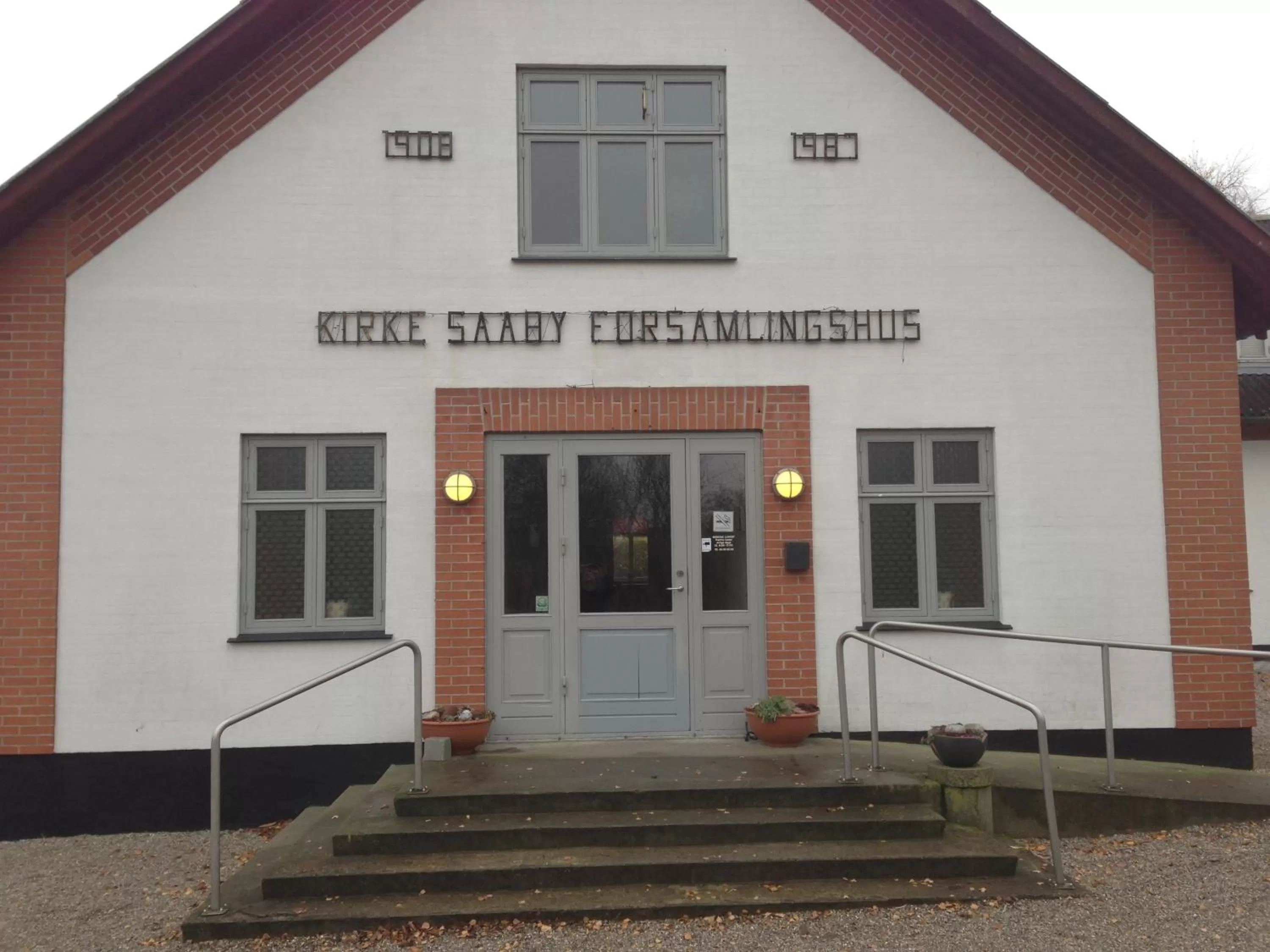 Facade/entrance in Kirke Saaby Forsamlingshus