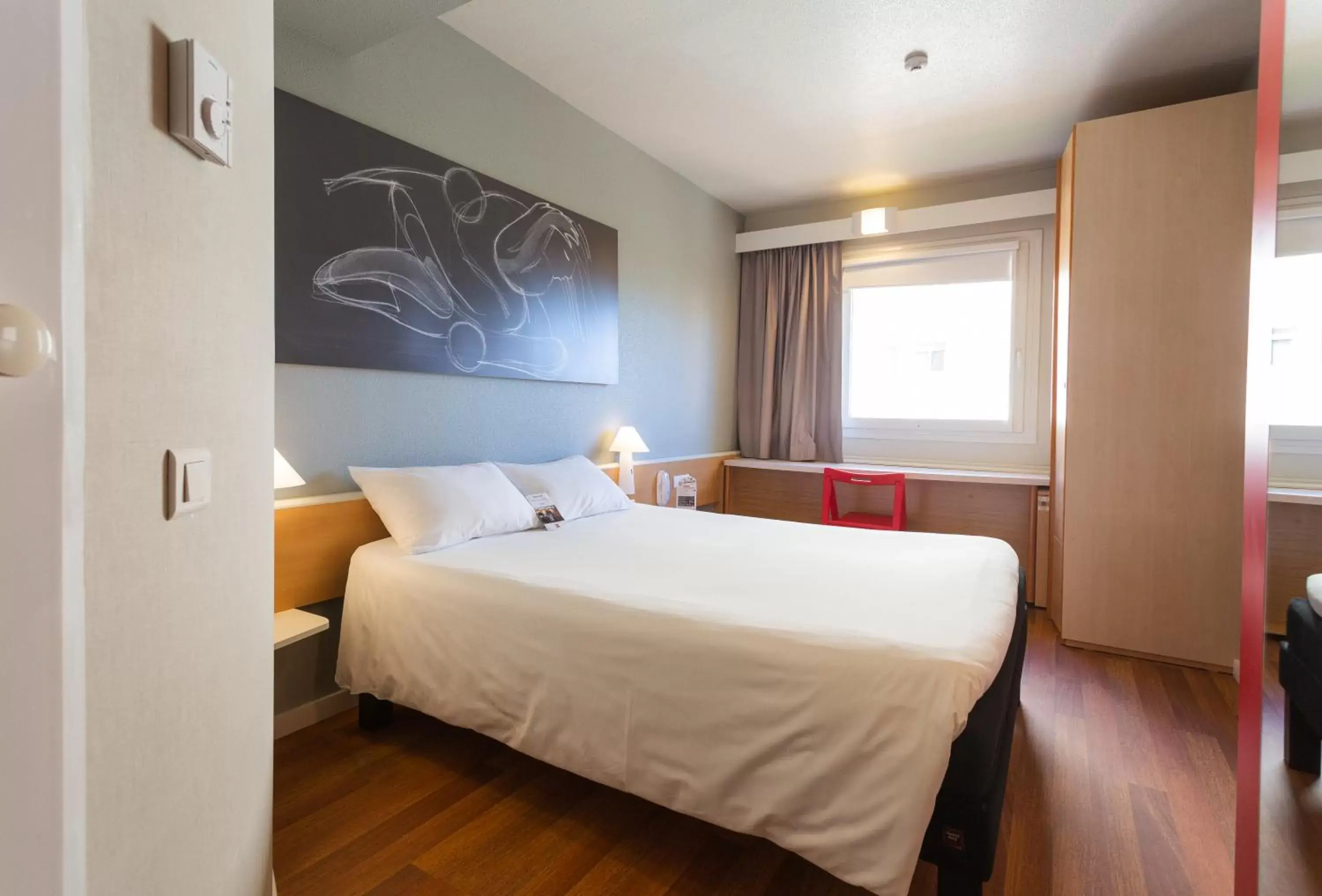 Bedroom in Ibis Elche