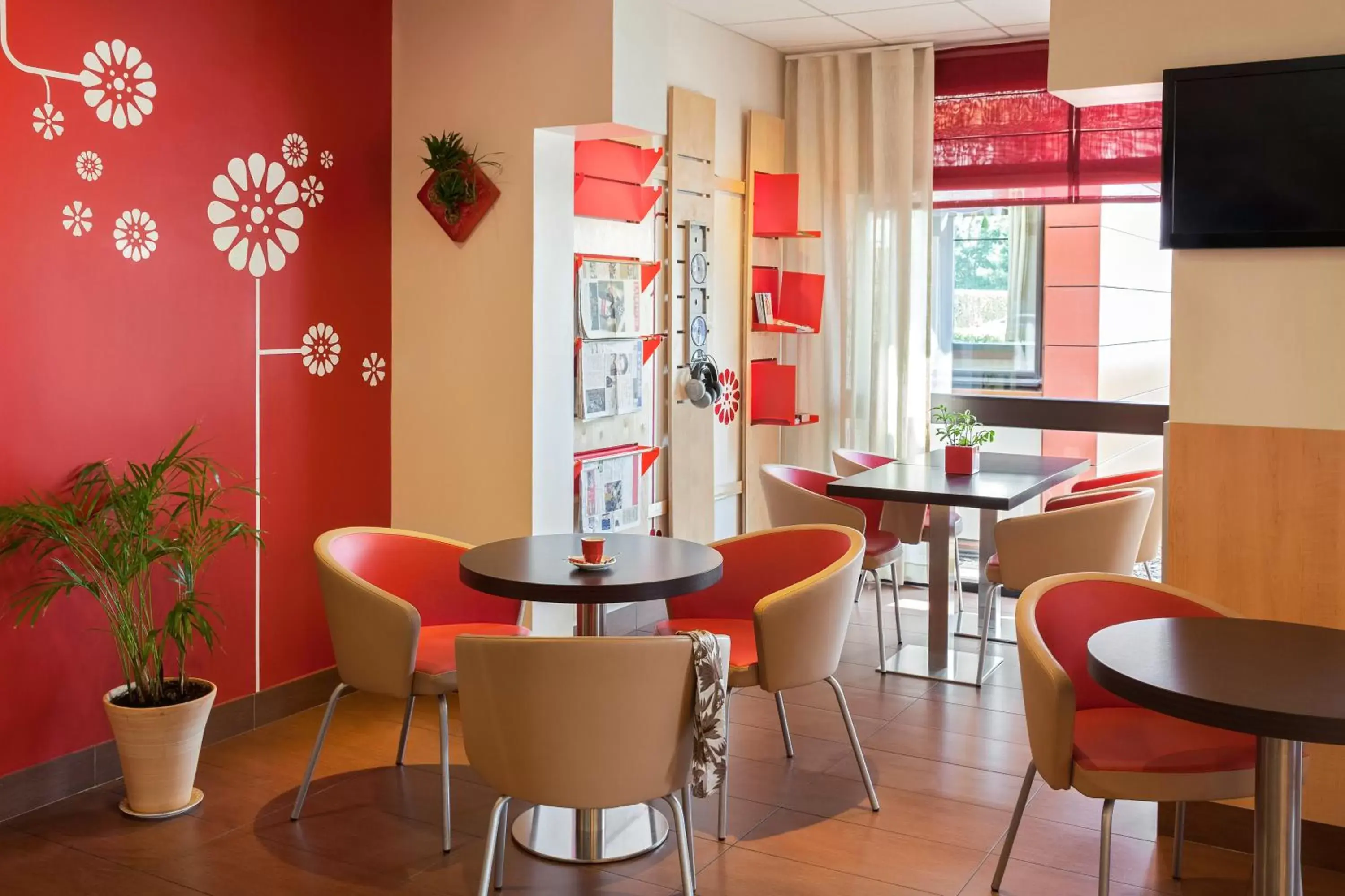 Lobby or reception, Restaurant/Places to Eat in ibis Toulouse Aeroport