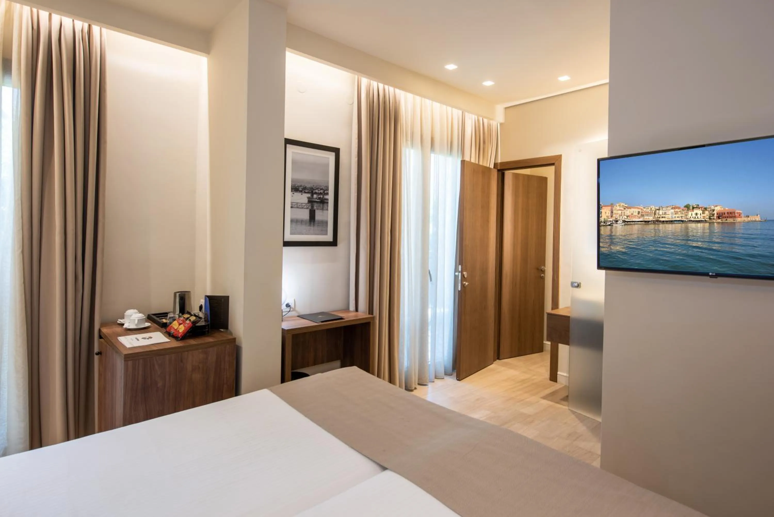 Coffee/tea facilities, Bed in Metropole Urban Hotel