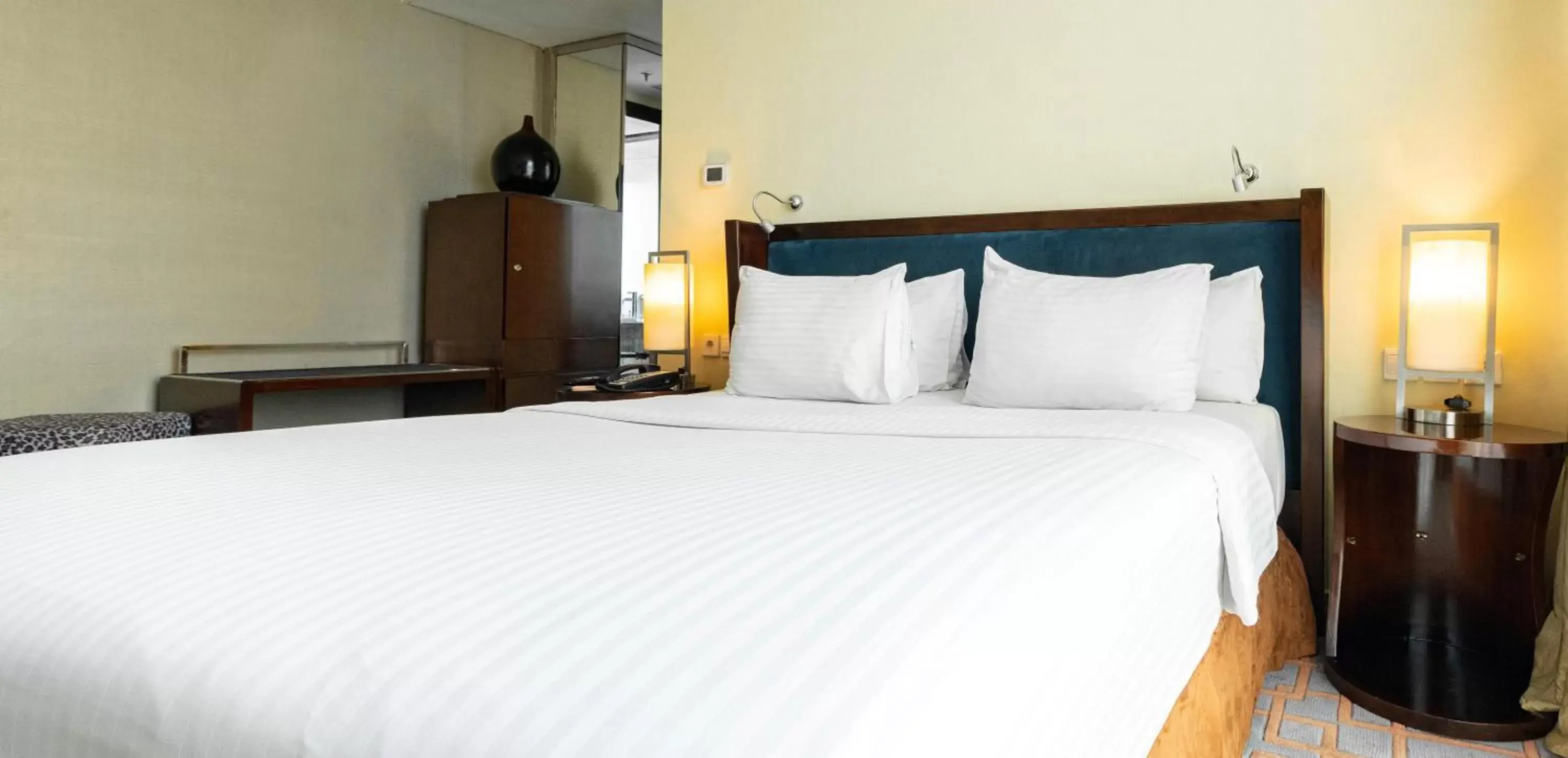 Bedroom, Bed in Cambridge Hotel Medan